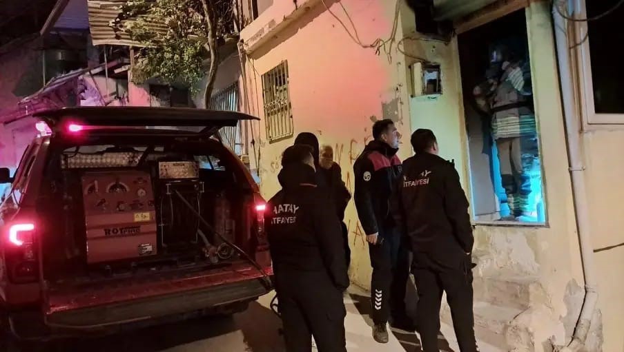 Depremde evi yıkılan aile yangınla ikinci kez yuvasız kaldı
