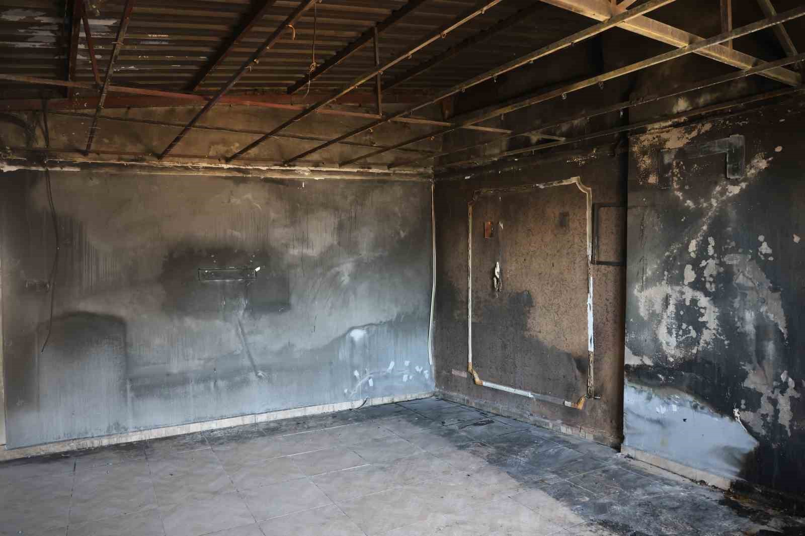 Depremde evi yıkılan aile yangınla ikinci kez yuvasız kaldı
