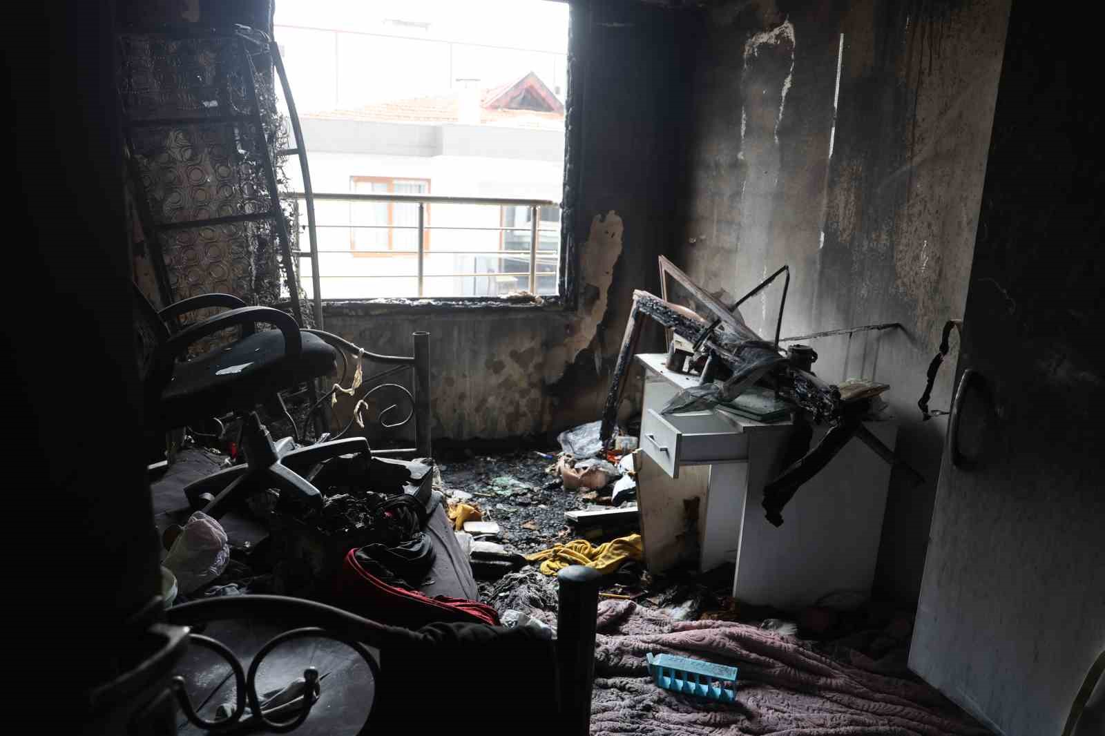 Depremde evi yıkılan ailenin yeni yuvası alev alev yandı
