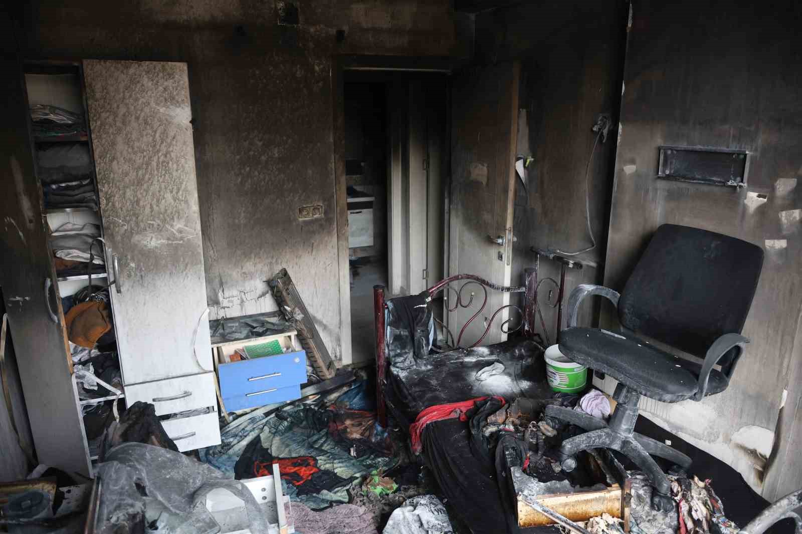 Depremde evi yıkılan ailenin yeni yuvası alev alev yandı
