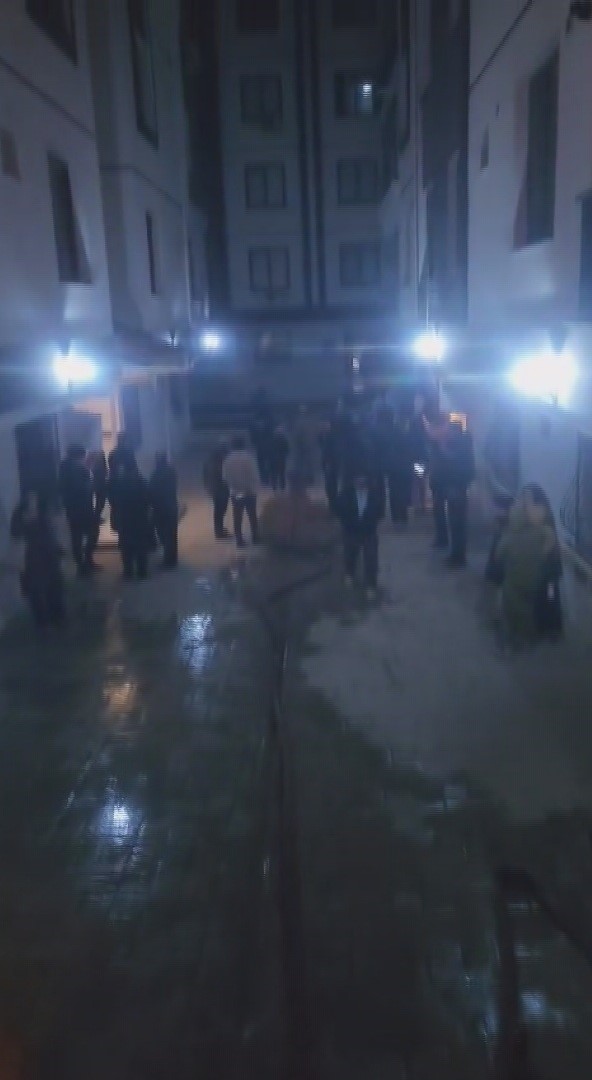 Depremde evi yıkılan ailenin yeni yuvası alev alev yandı
