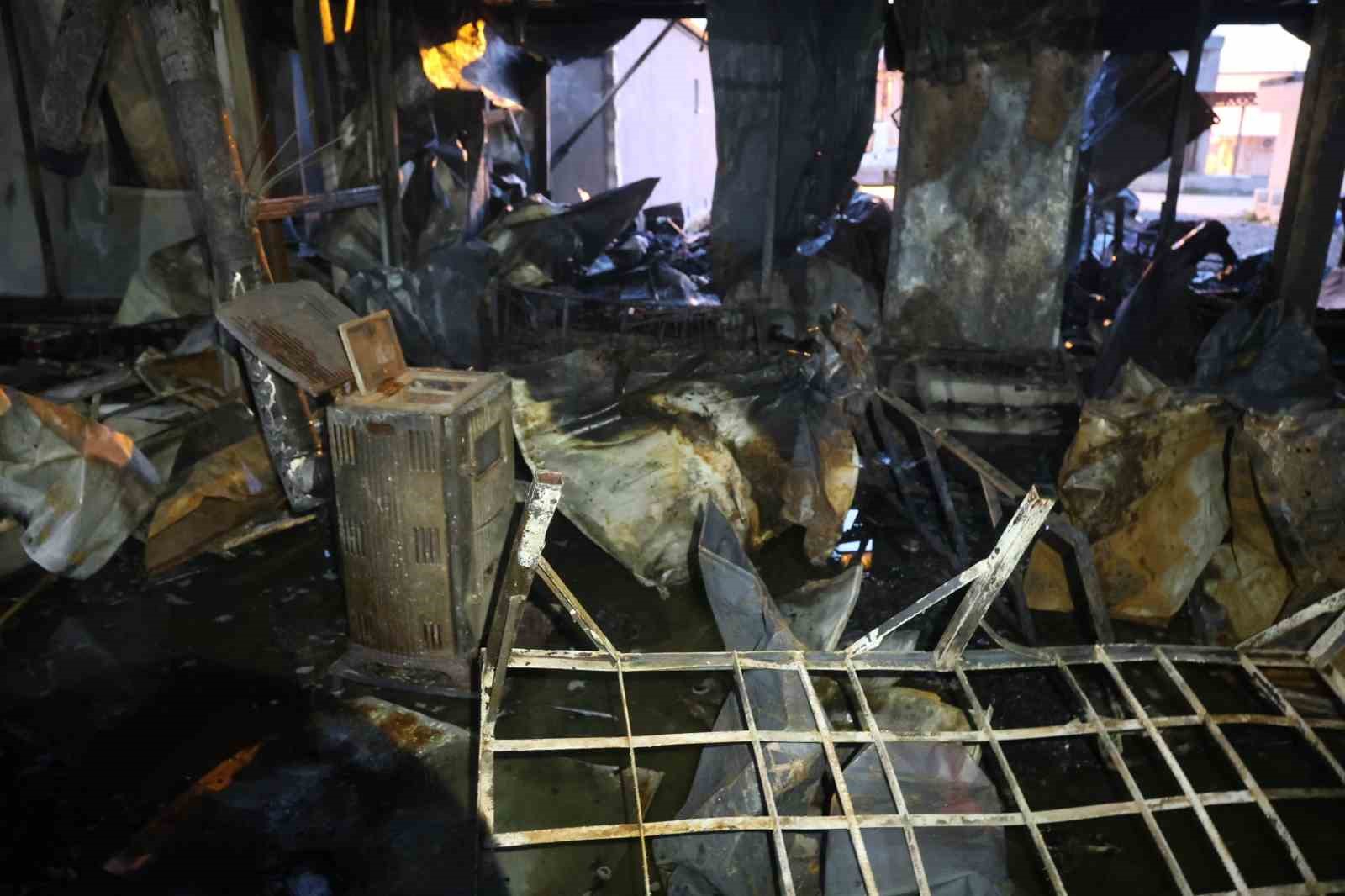 Depremde evleri yıkılan aile yangınla birlikte ikinci kez yuvasız kaldı
