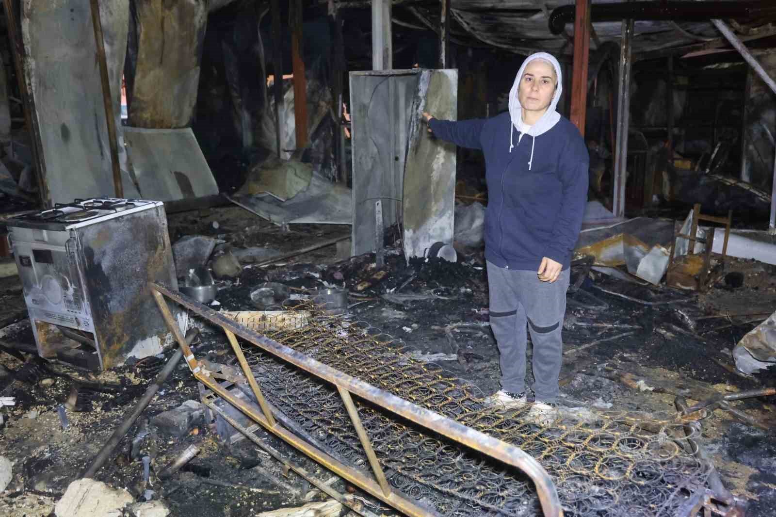 Depremde evleri yıkılan aile yangınla birlikte ikinci kez yuvasız kaldı
