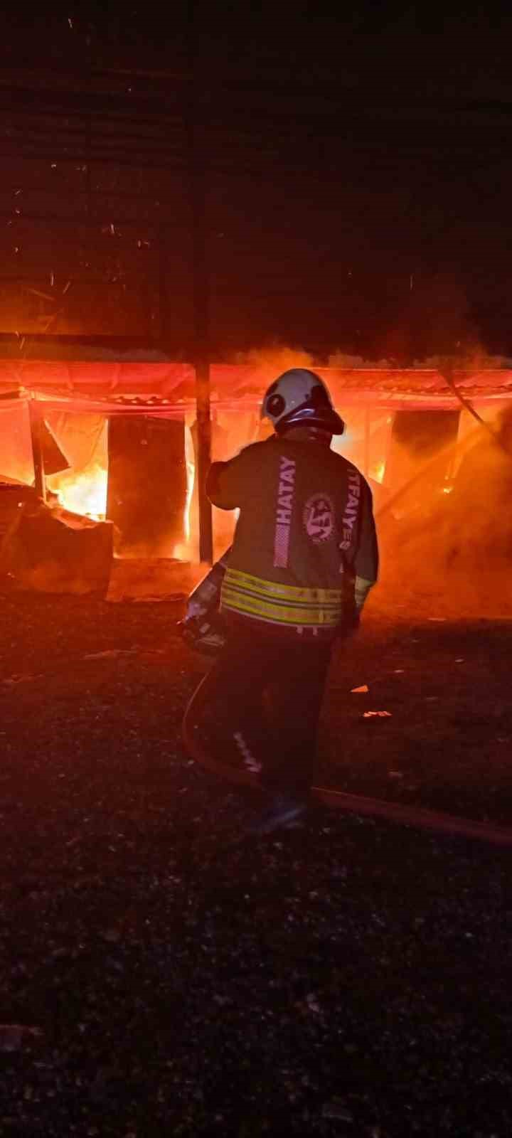 Depremde evleri yıkılan aile yangınla birlikte ikinci kez yuvasız kaldı
