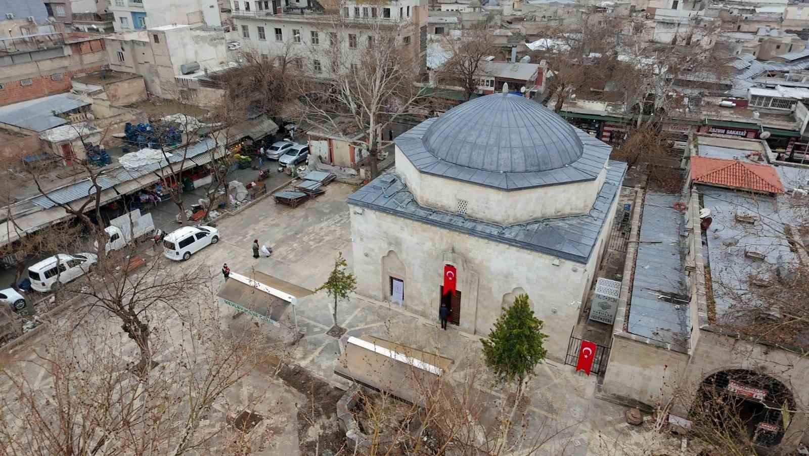 Depremde hasar alan Mevlevihane Cami yeniden ibadete açıldı
