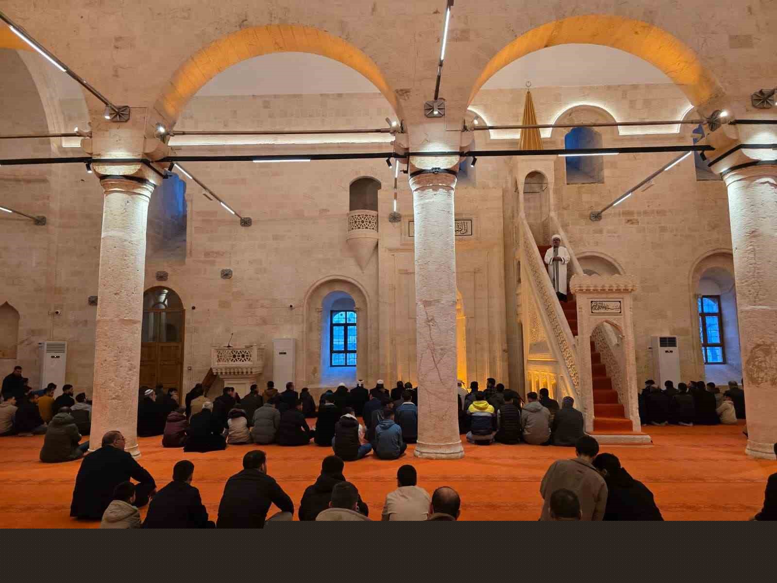 Depremde hasar gören tarihi Selahattin Eyyubi Camii yeniden ibadete açıldı
