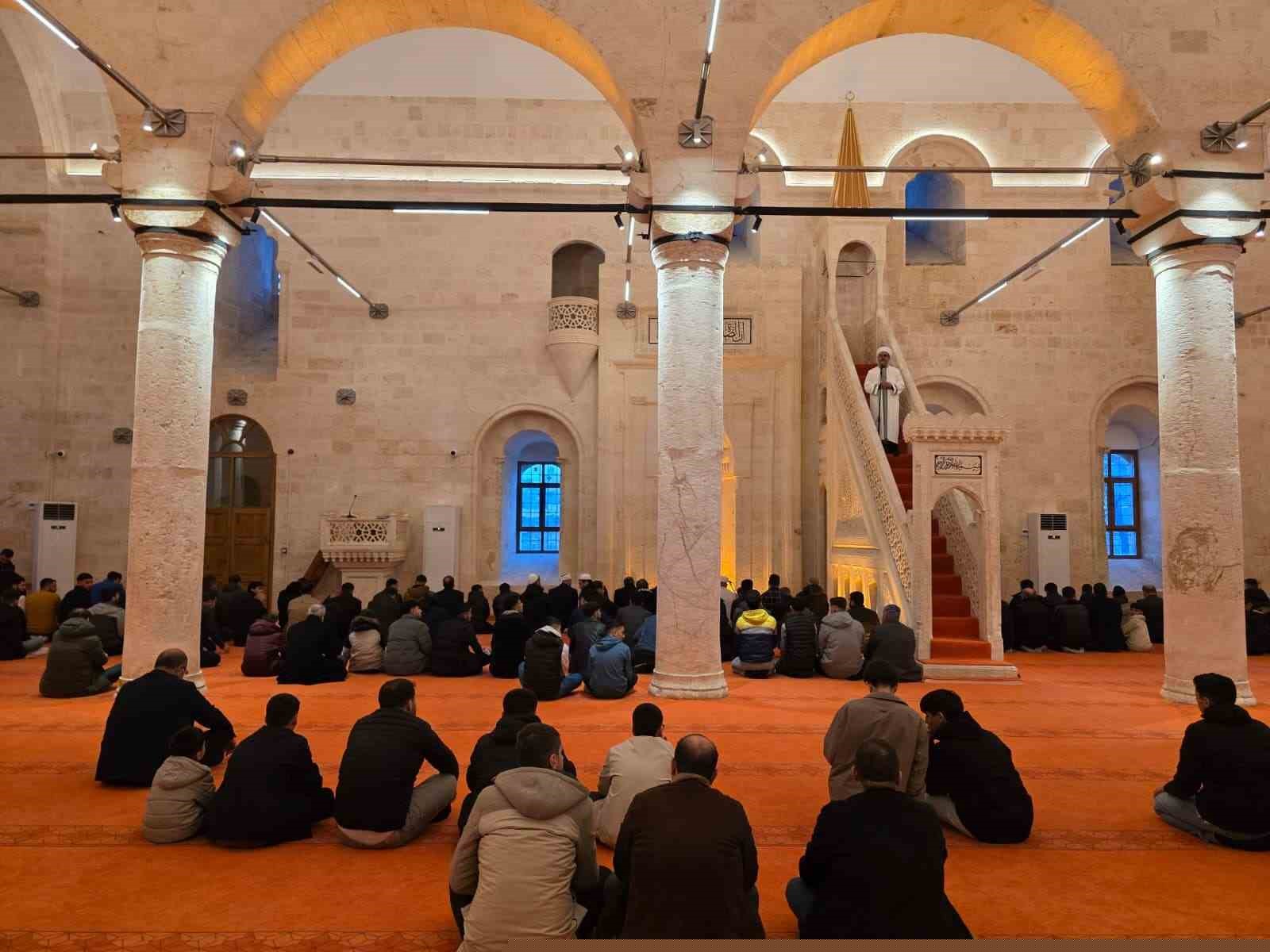Depremde hasar gören tarihi Selahattin Eyyubi Camii yeniden ibadete açıldı
