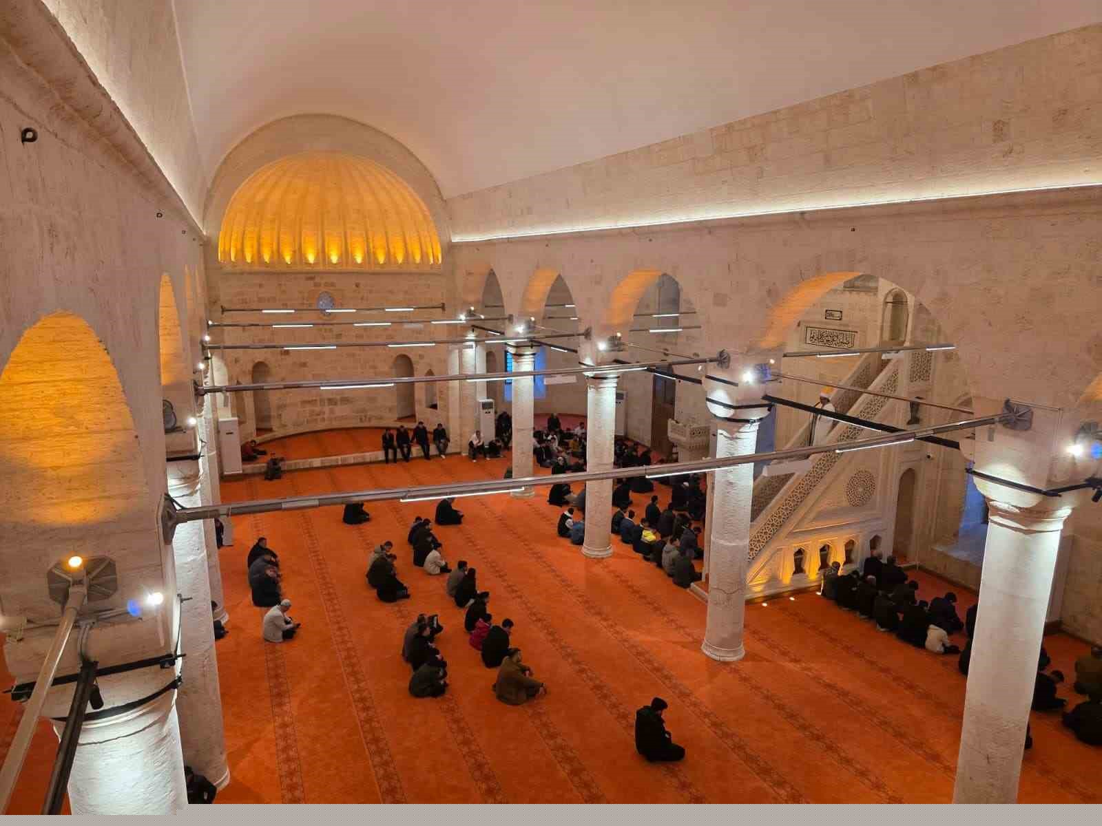 Depremde hasar gören tarihi Selahattin Eyyubi Camii yeniden ibadete açıldı
