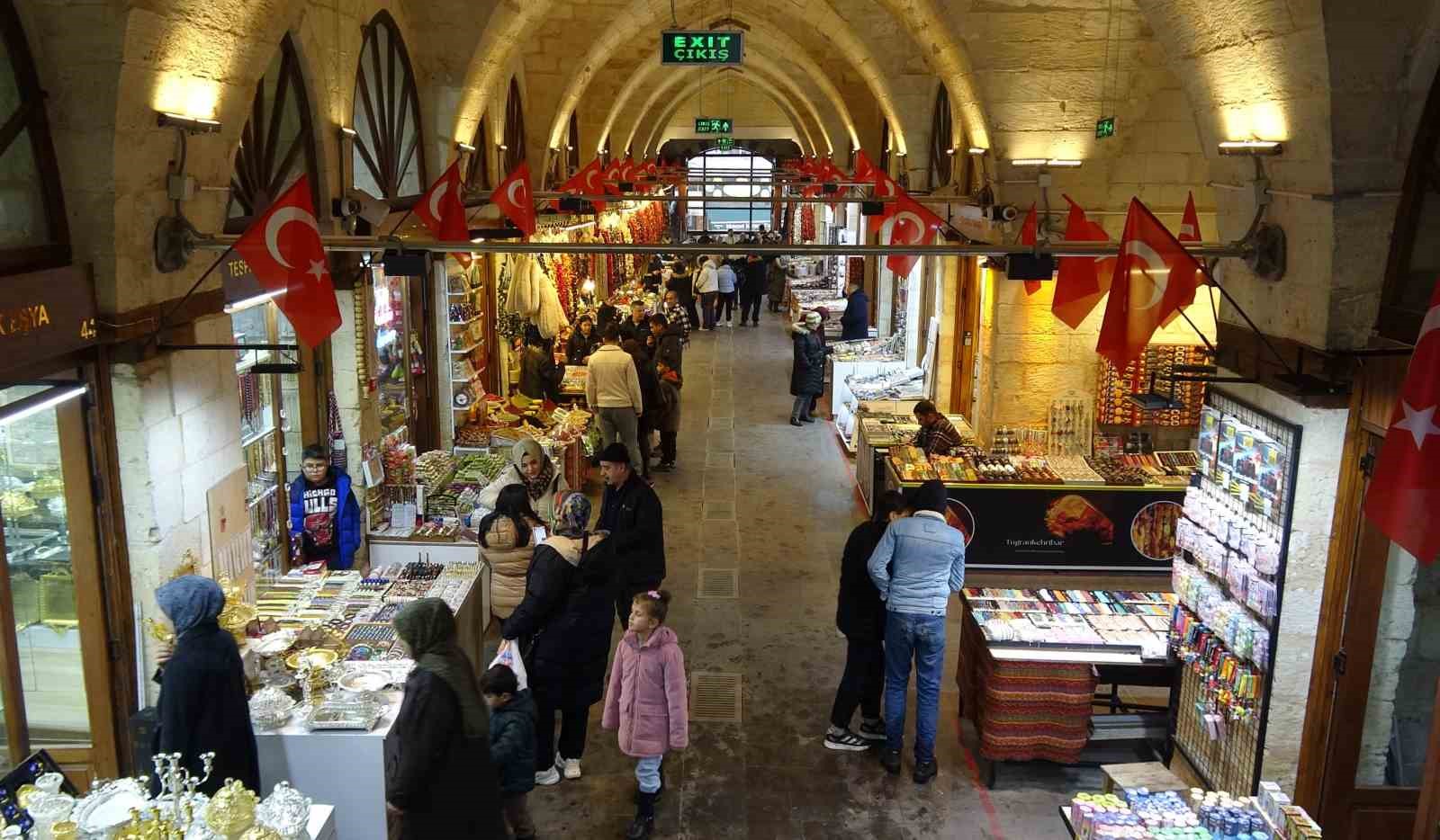 Depremde hasar gören tarihi Zincirli Bedesten yeniden cıvıl cıvıl
