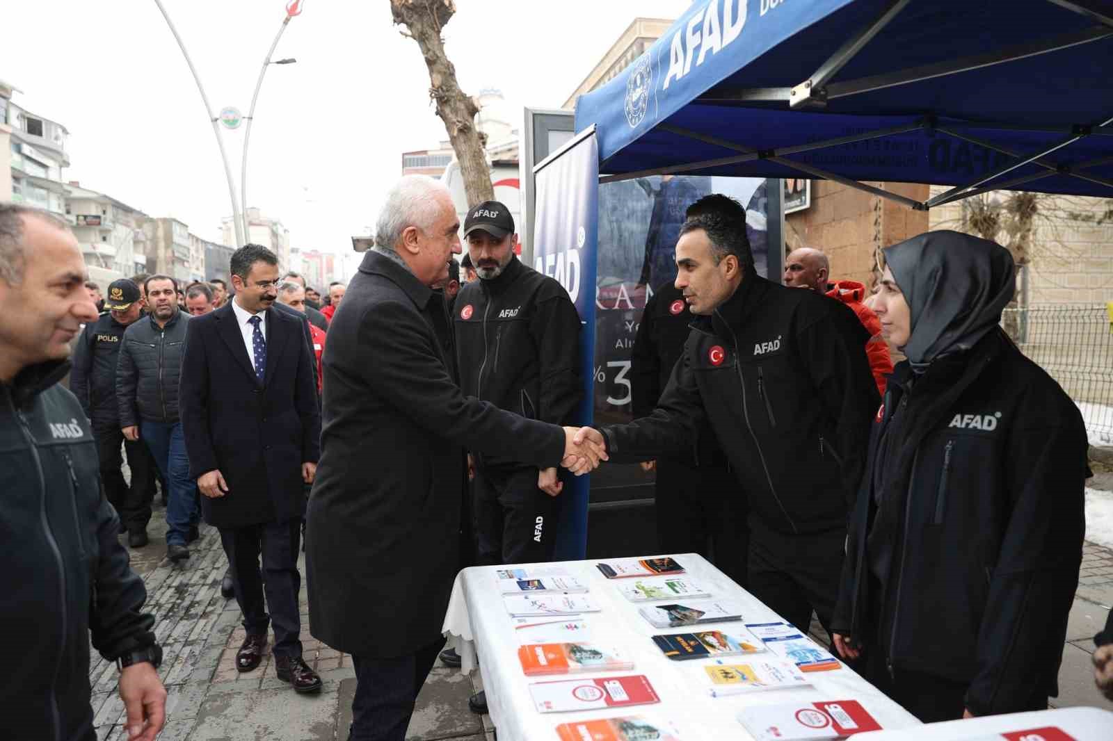 Depremde hayatını kaybedenler Muş’ta dualarla anıldı
