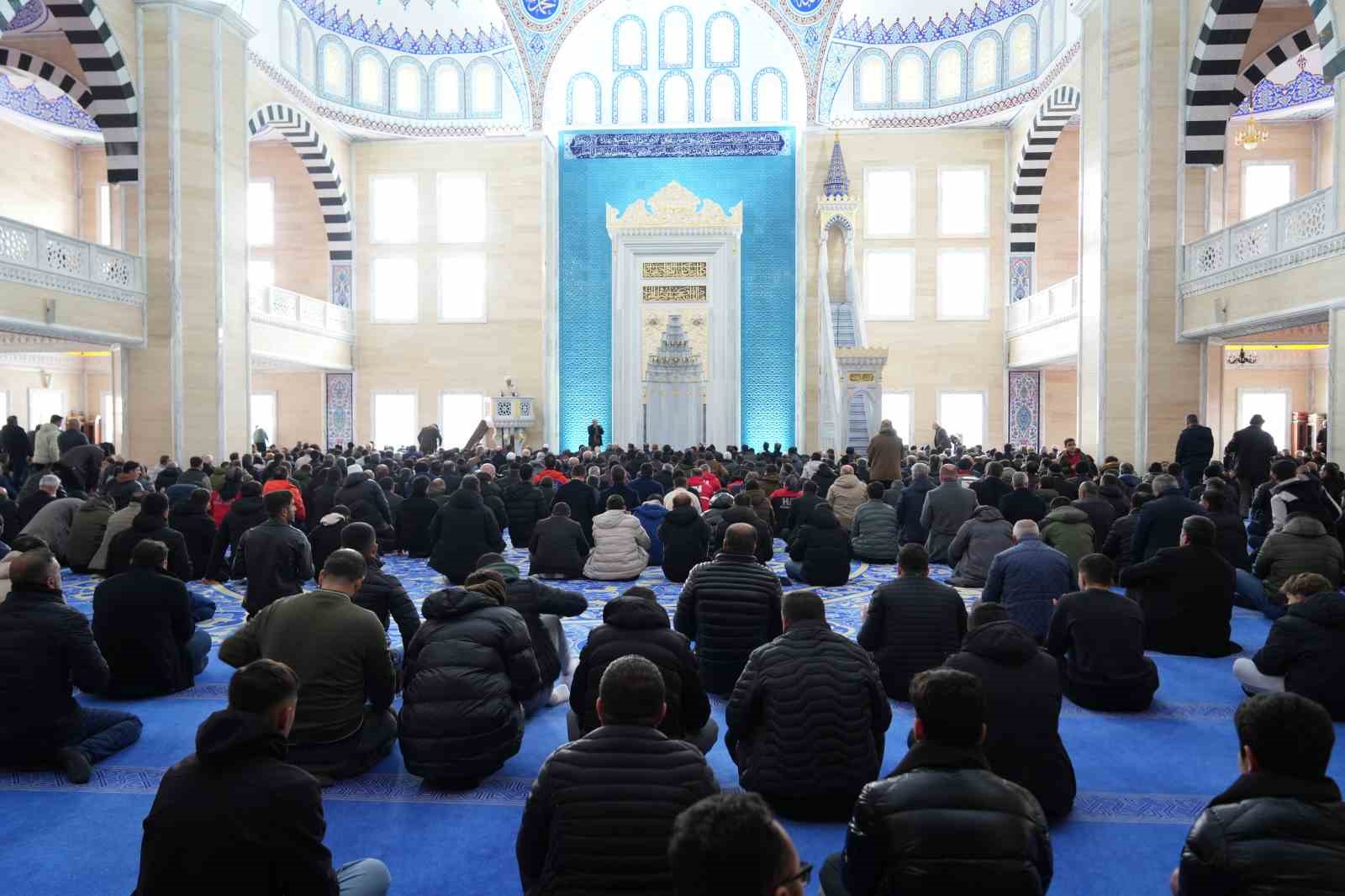 Depremde hayatını kaybedenler Muş’ta dualarla anıldı
