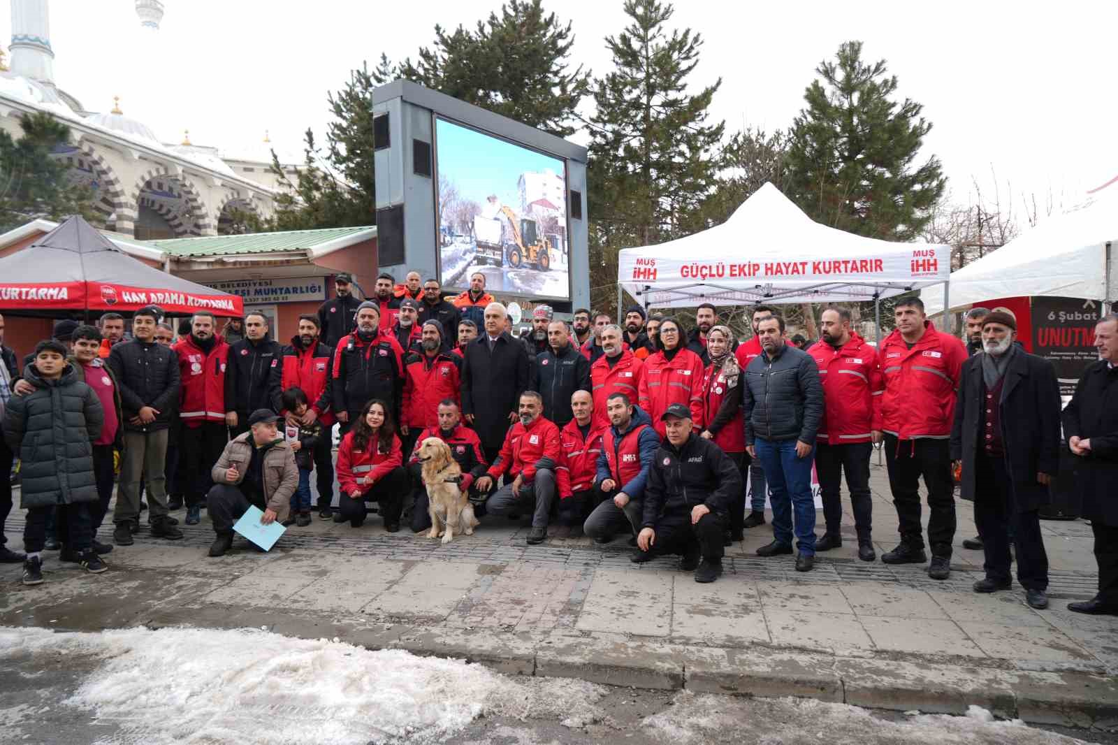 Depremde hayatını kaybedenler Muş’ta dualarla anıldı
