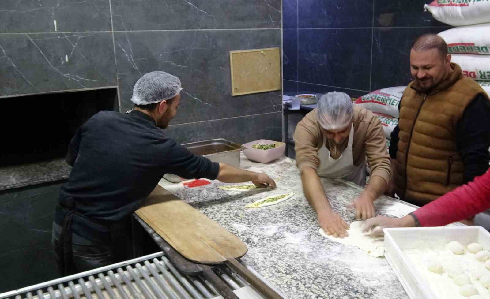 Depremde iş yeri yıkılan esnaf açtığı işletmeyle hayata tutundu
