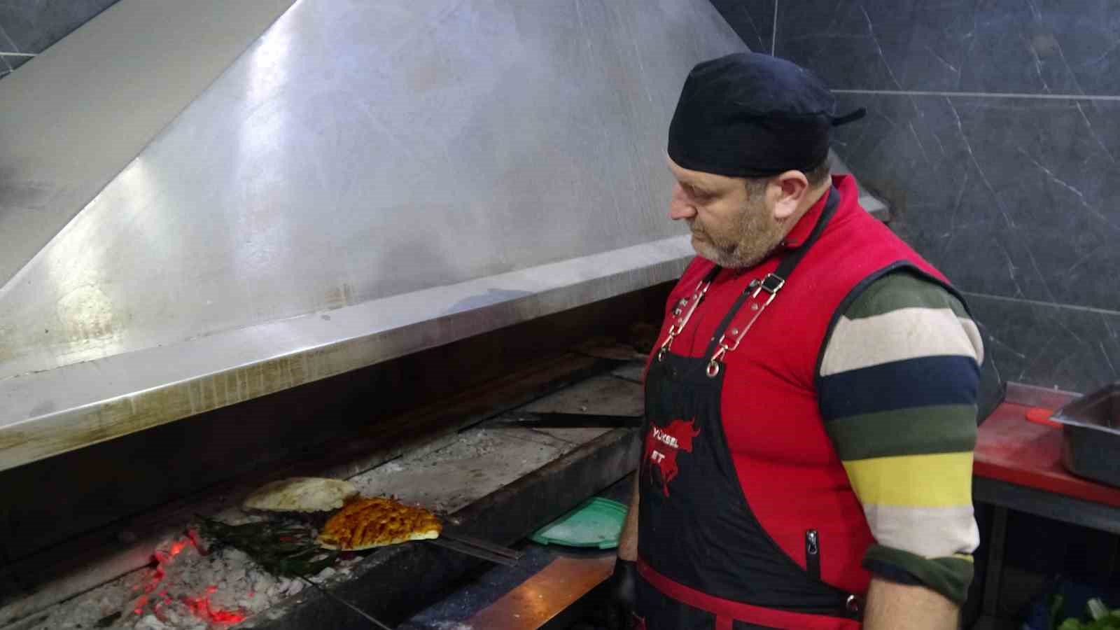 Depremde iş yeri yıkılan esnaf açtığı işletmeyle hayata tutundu
