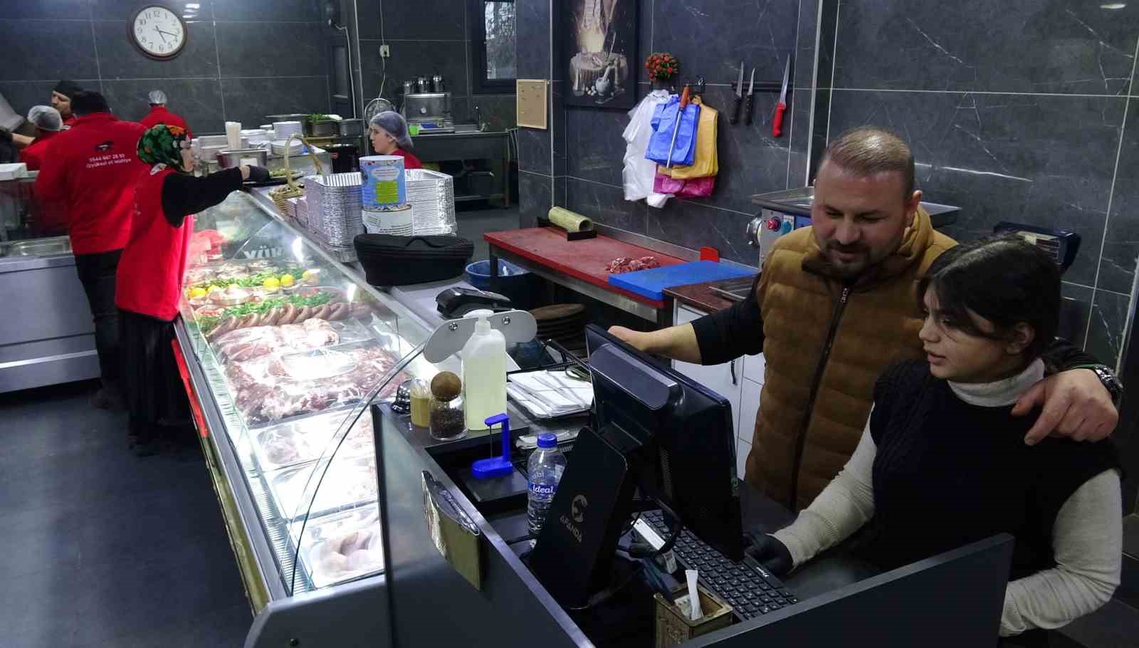 Depremde iş yeri yıkılan esnaf açtığı işletmeyle hayata tutundu
