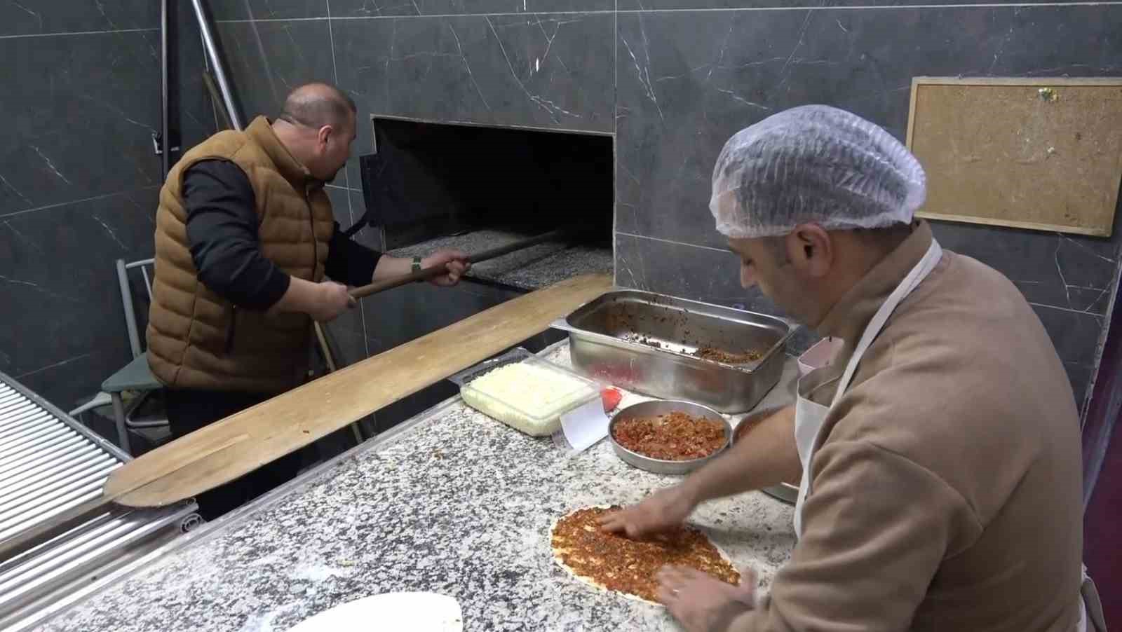 Depremde iş yeri yıkılan esnaf açtığı işletmeyle hayata tutundu
