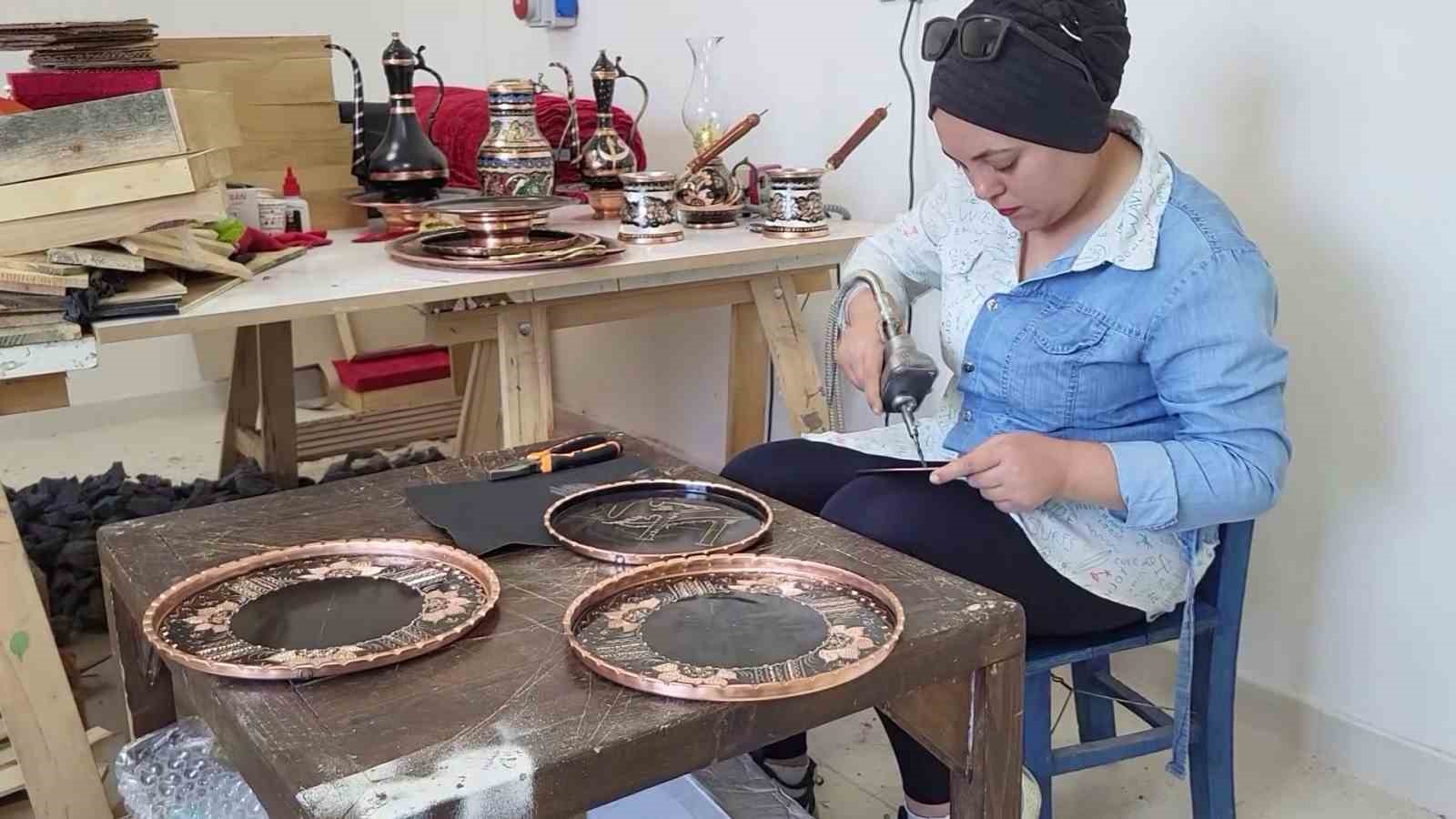 Depremde iş yerini kaybeden kadınlar yeniden üretime başladı
