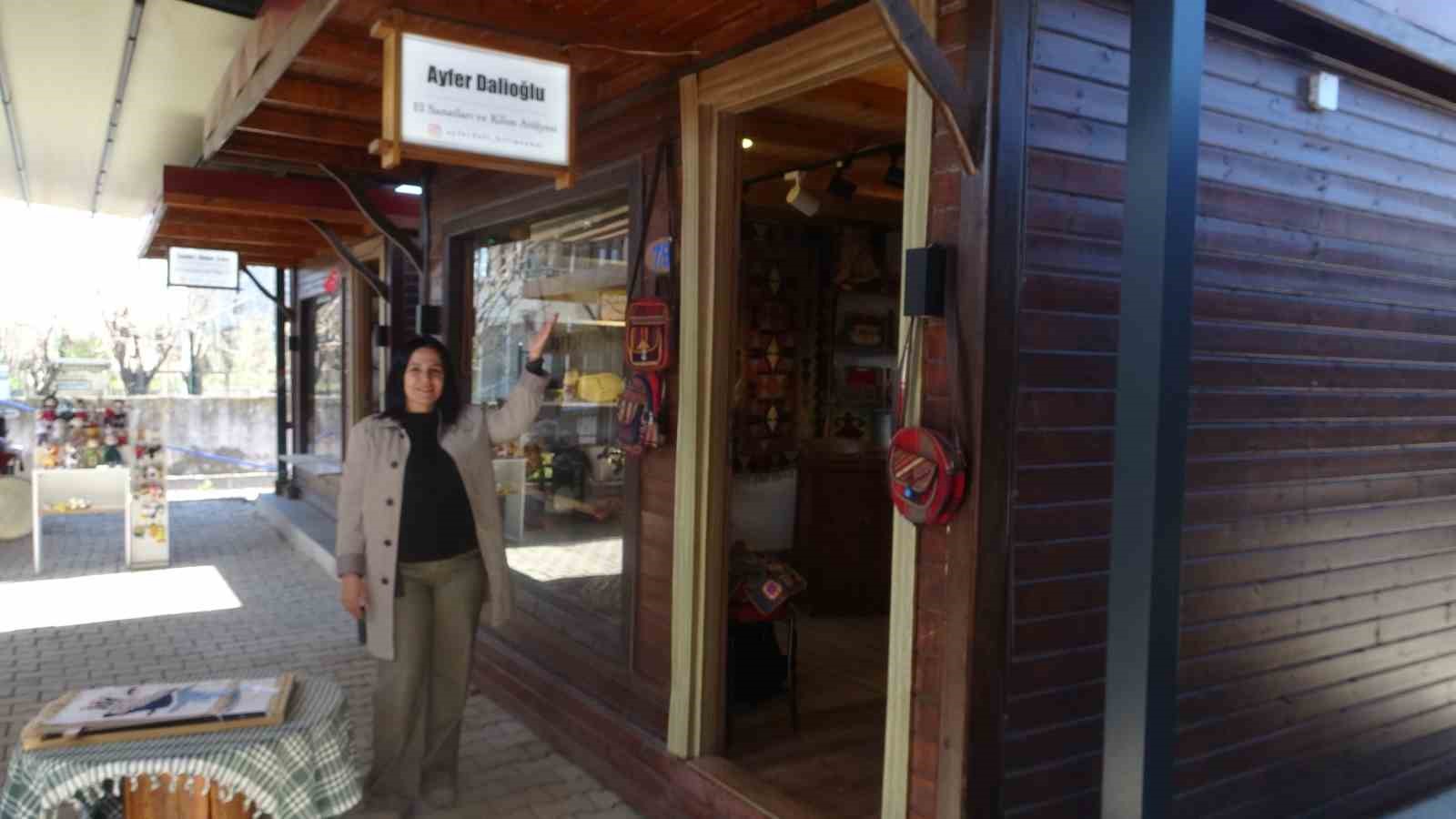 Depremde iş yerleri ve evleri yıkılan afetzede kadınlar, zanaatlarını kültür sanat çarşısında yaşatıyorlar
