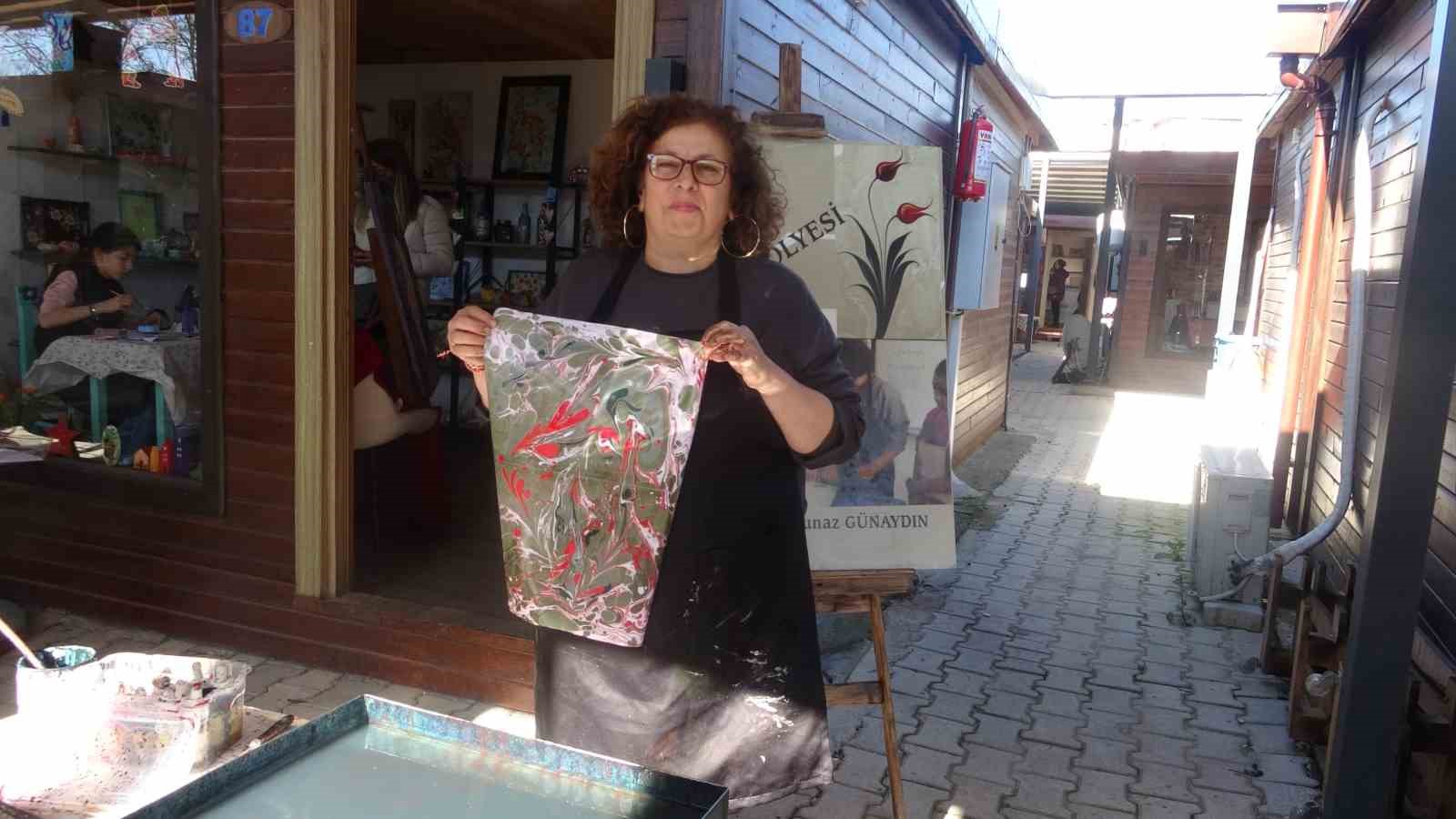 Depremde iş yerleri ve evleri yıkılan afetzede kadınlar, zanaatlarını kültür sanat çarşısında yaşatıyorlar
