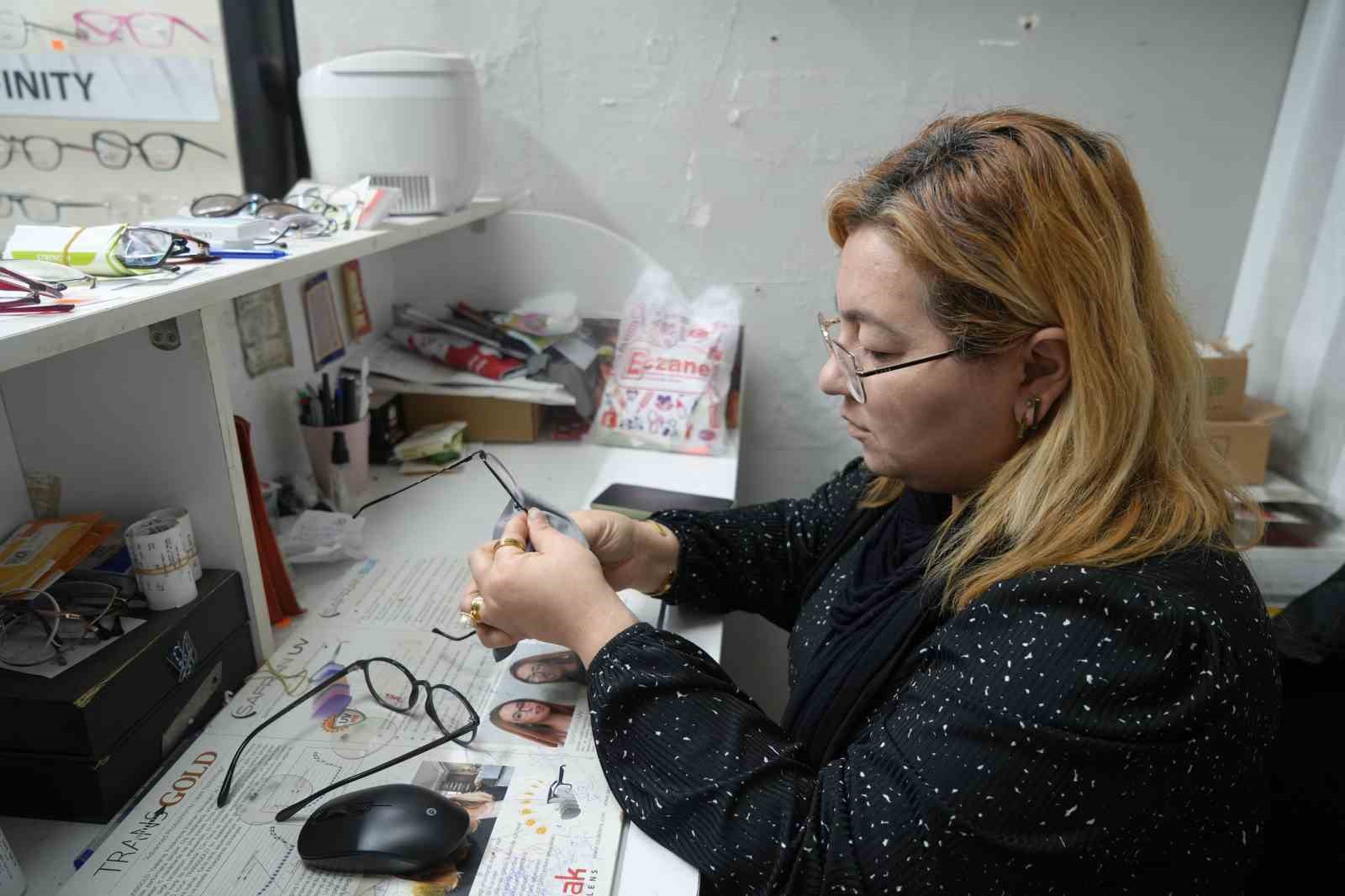 Depremde ölen eşinin mesleğini sürdürerek hayata tutundu
