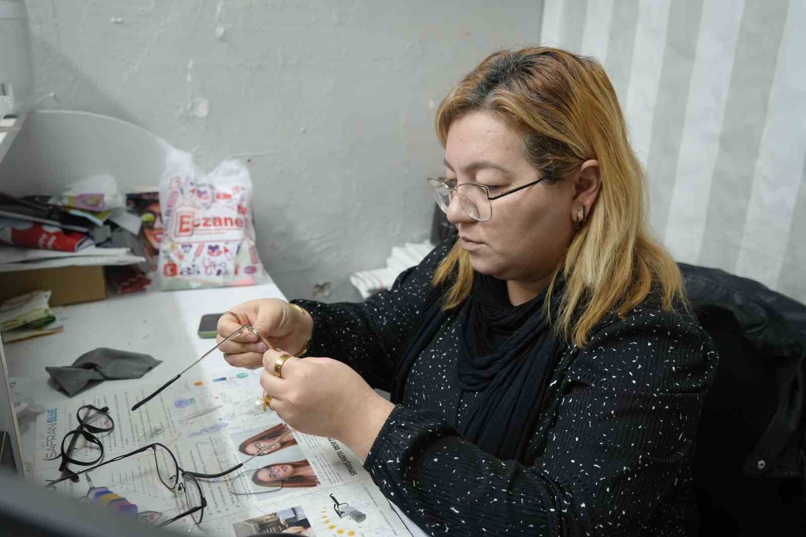 Depremde ölen eşinin mesleğini sürdürerek hayata tutundu
