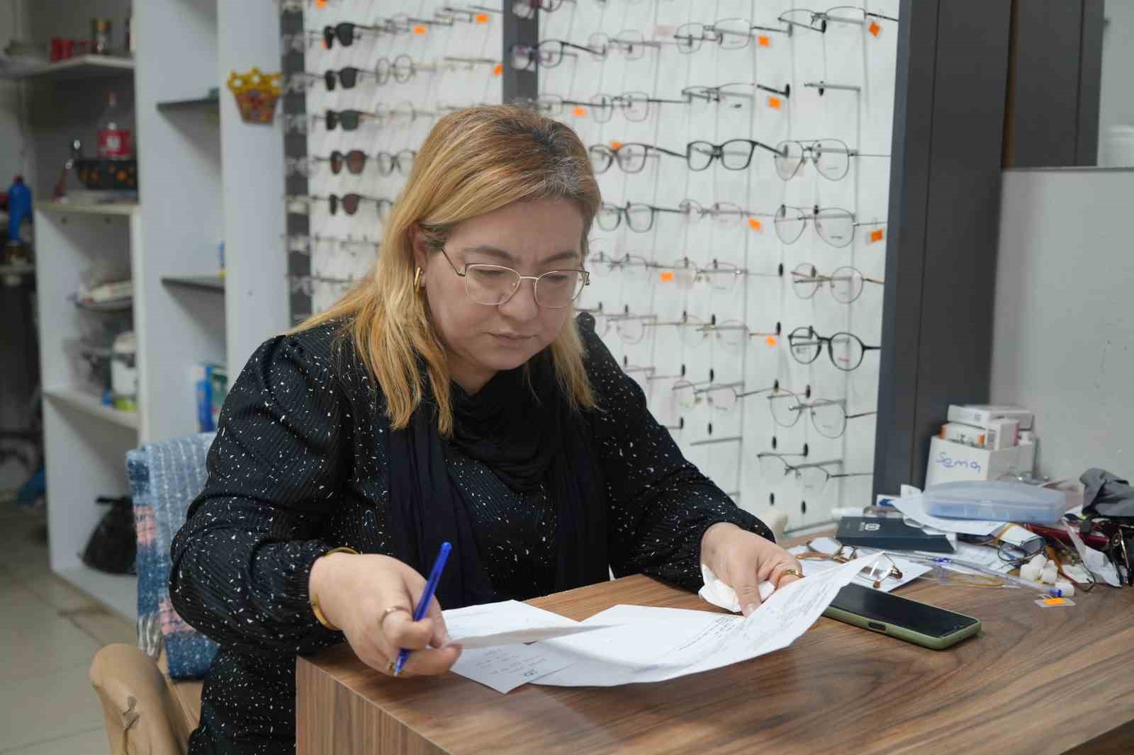 Depremde ölen eşinin mesleğini sürdürerek hayata tutundu
