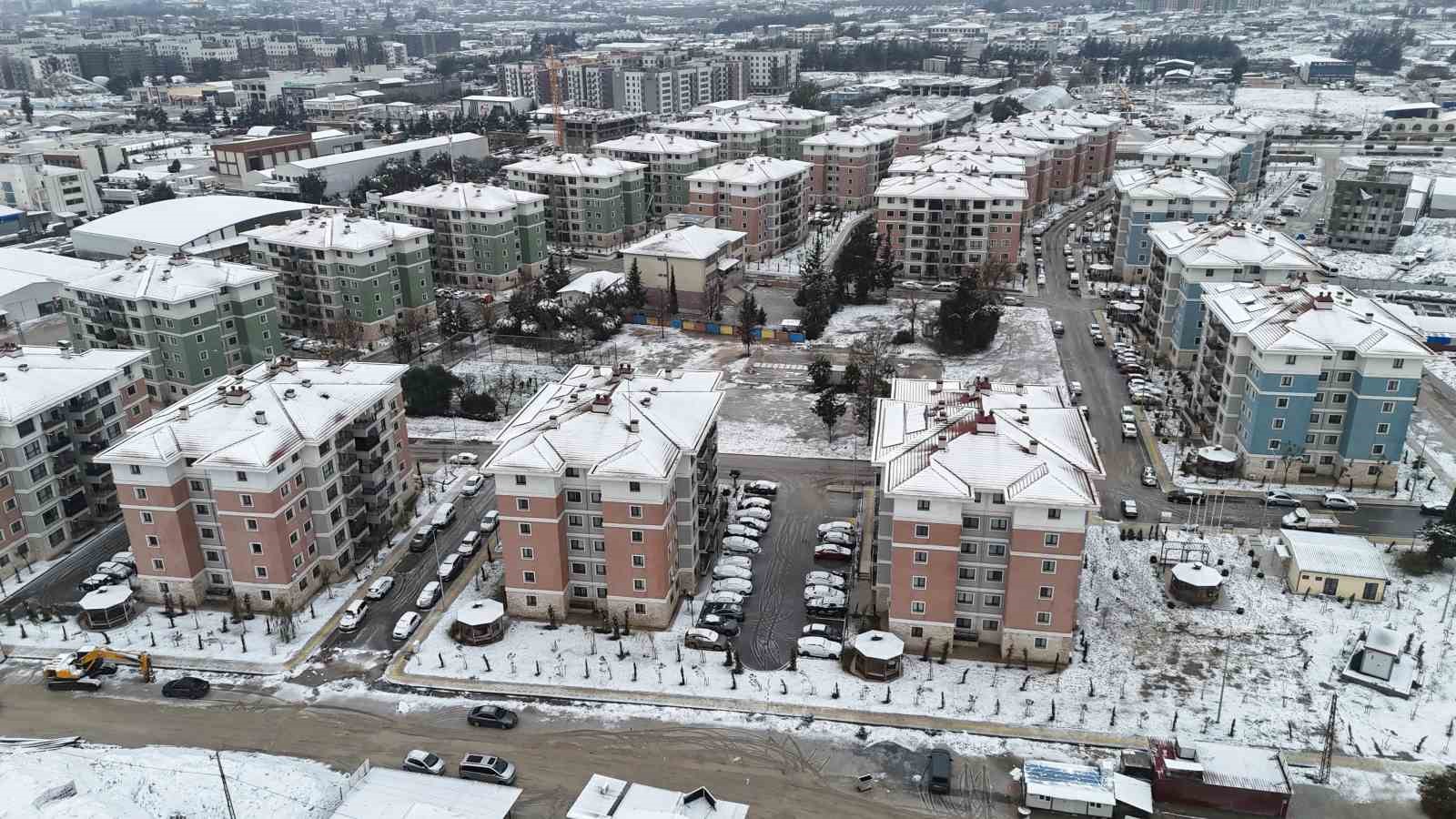 Depremde onlarca insana mezar olan 600 konutlarda yeni yuvalarına kavuşan vatandaşlar, 2026’yı sıcak yuvalarında karşılıyor
