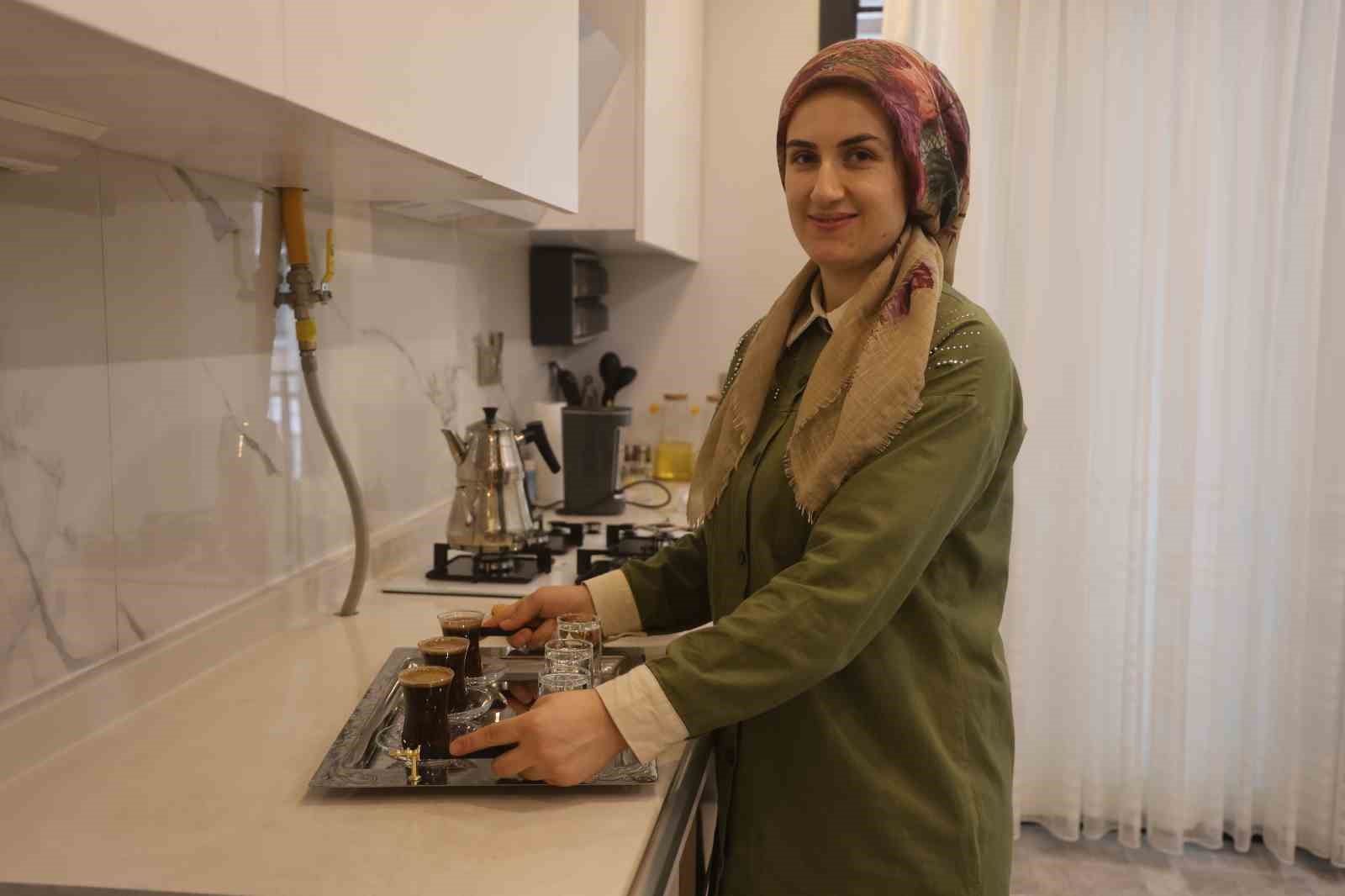 Depremde onlarca insana mezar olan 600 konutlarda yeni yuvalarına kavuşan vatandaşlar, 2026’yı sıcak yuvalarında karşılıyor
