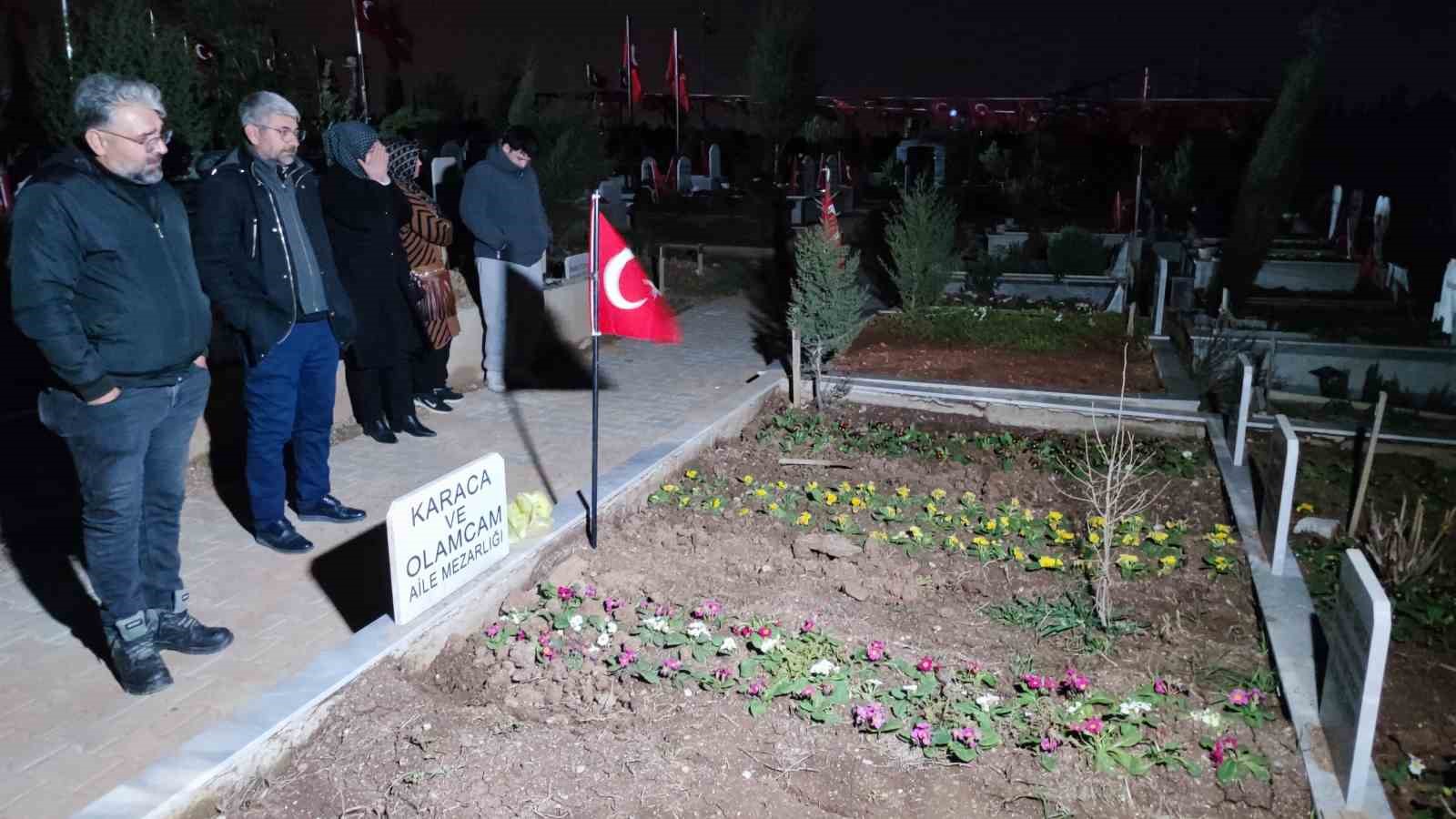 Depremde tüm ailesini kaybeden baba, 04.17’de mezar başında gözyaşlarına boğuldu
