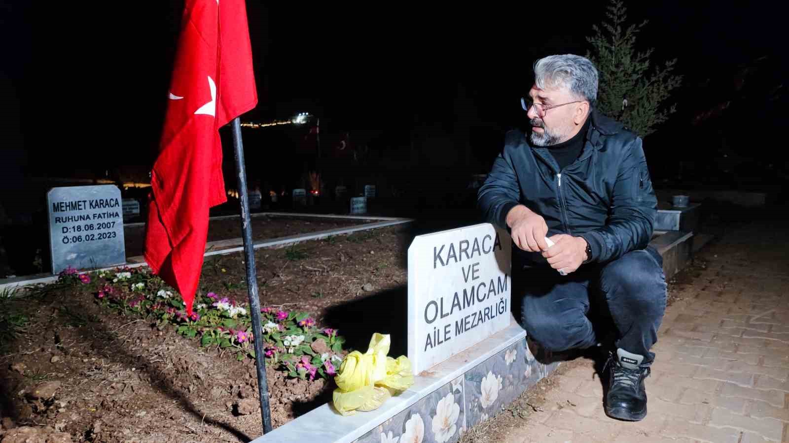 Depremde tüm ailesini kaybeden baba, 04.17’de mezar başında gözyaşlarına boğuldu
