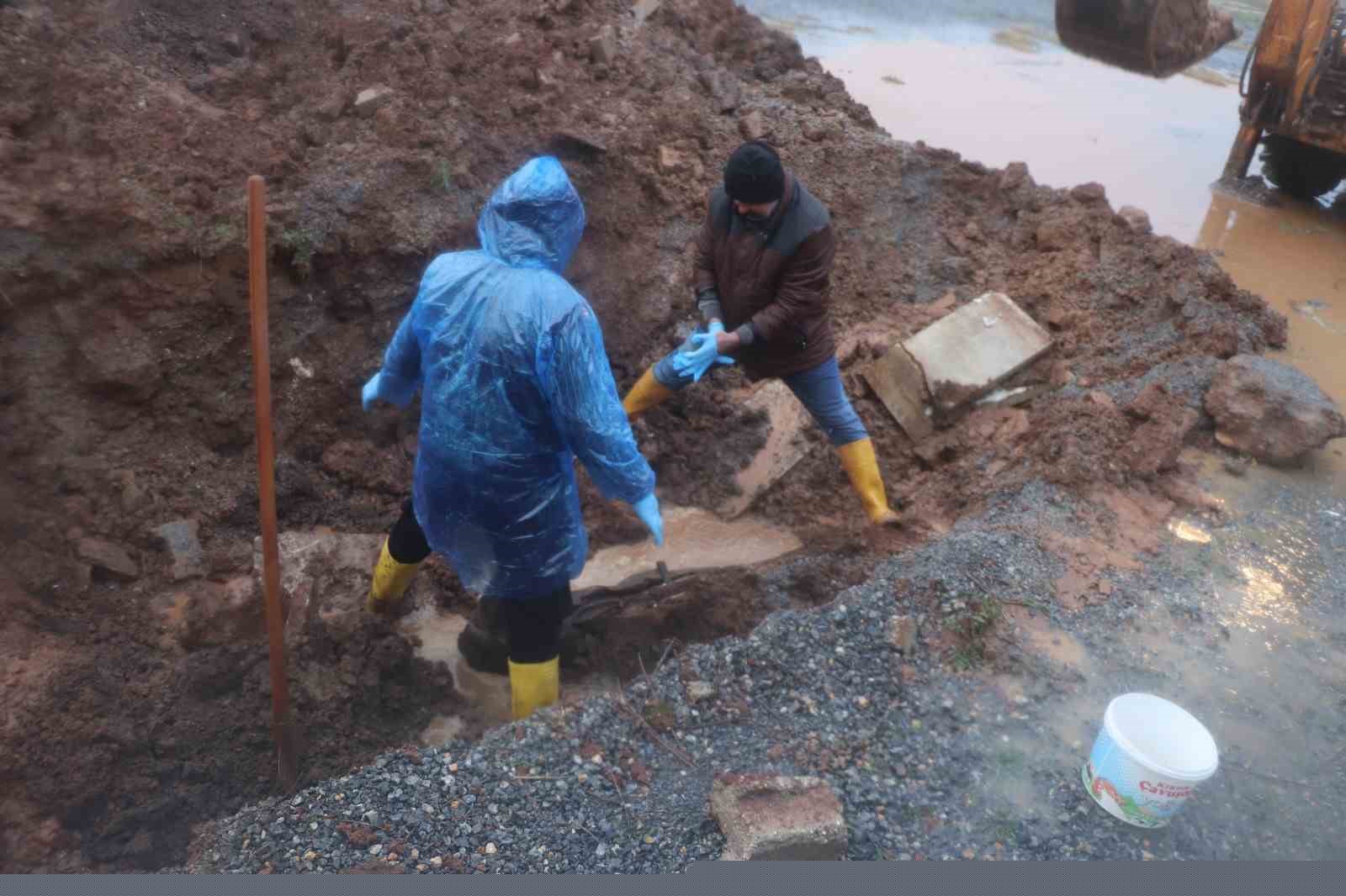 Depremde tüm ailesinin kaybeden babanın kayıp kızı için umutlu bekleyişi acıyla son buldu
Depremde tüm ailesinin kaybeden babanın kayıp kızı için umutlu bekleyişi acıyla son buldu