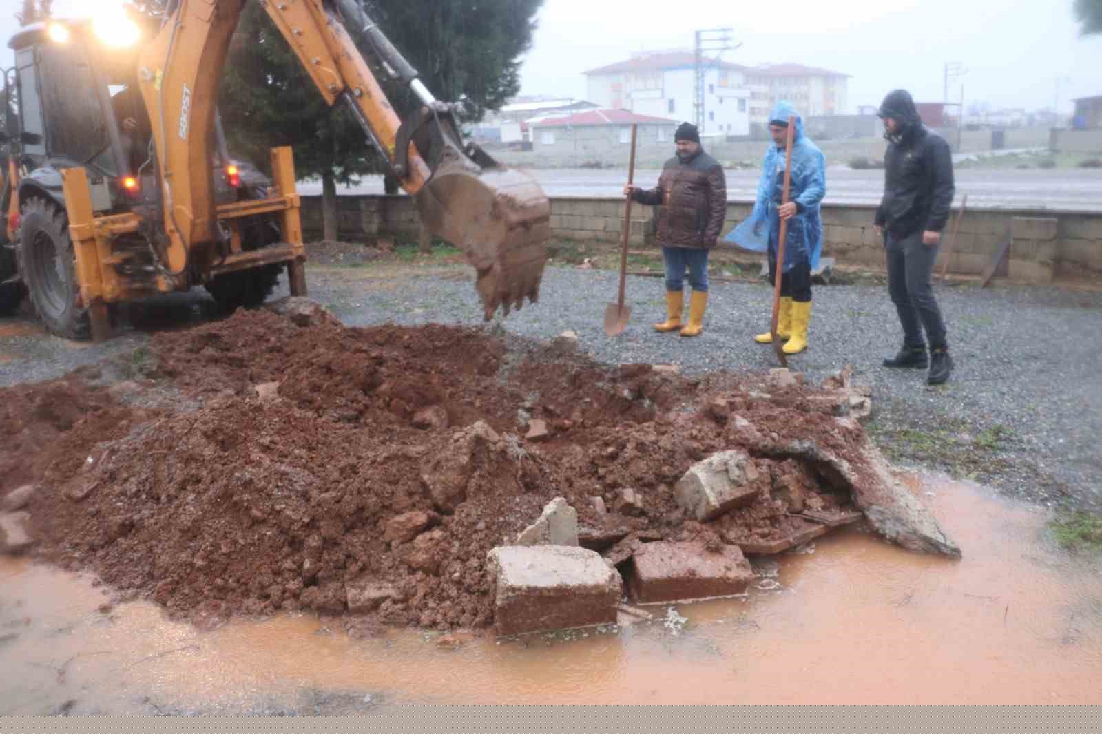 Depremde tüm ailesinin kaybeden babanın kayıp kızı için umutlu bekleyişi acıyla son buldu
Depremde tüm ailesinin kaybeden babanın kayıp kızı için umutlu bekleyişi acıyla son buldu