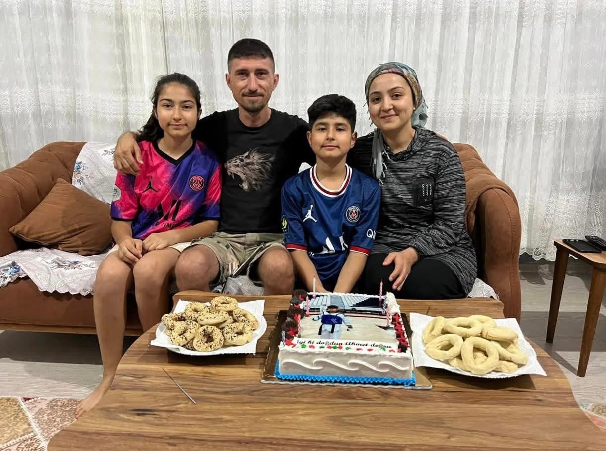 Depremde vefat eden babasının hayalleri için ter döken tekvandocu Ahmet, milli formayla çıktığı turnuvada Türk bayrağını göndere çektirdi
Depremde vefat eden babasının hayalleri için ter döken tekvandocu Ahmet, milli formayla çıktığı turnuvada Türk bayrağını göndere çektirdi