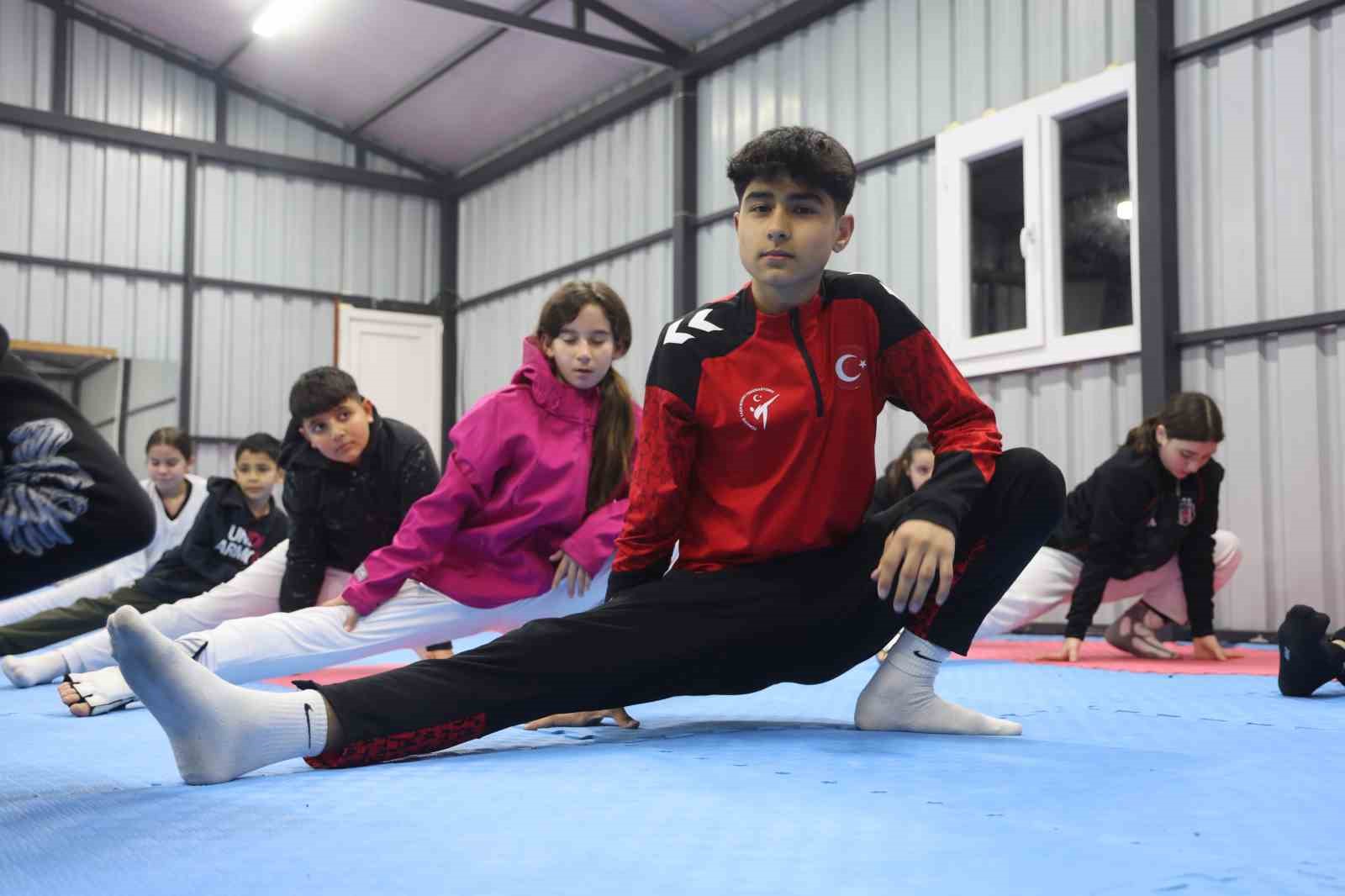 Depremde vefat eden babasının hayalleri için ter döken tekvandocu Ahmet, milli formayla çıktığı turnuvada Türk bayrağını göndere çektirdi
Depremde vefat eden babasının hayalleri için ter döken tekvandocu Ahmet, milli formayla çıktığı turnuvada Türk bayrağını göndere çektirdi