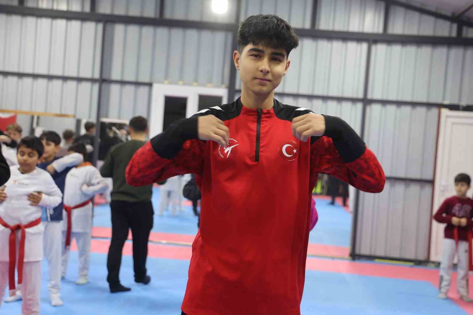 Depremde vefat eden babasının hayalleri için ter döken tekvandocu Ahmet, milli formayla çıktığı turnuvada Türk bayrağını göndere çektirdi
Depremde vefat eden babasının hayalleri için ter döken tekvandocu Ahmet, milli formayla çıktığı turnuvada Türk bayrağını göndere çektirdi