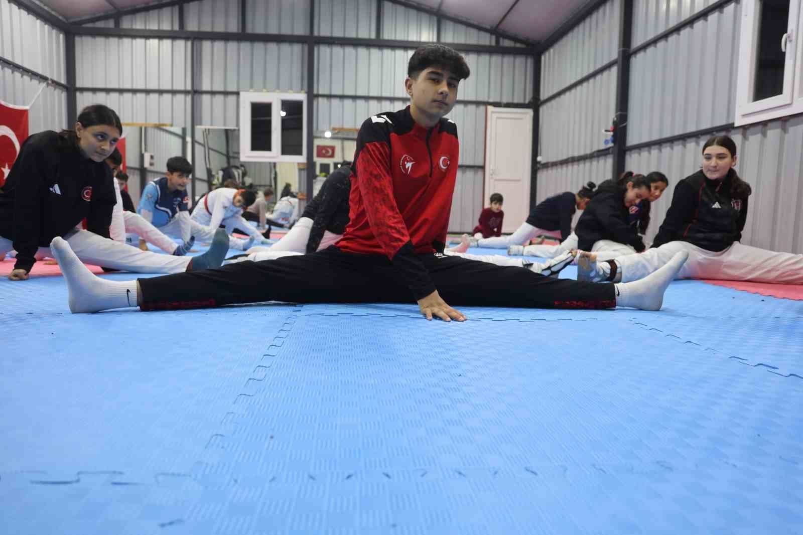 Depremde vefat eden babasının hayalleri için ter döken tekvandocu Ahmet, milli formayla çıktığı turnuvada Türk bayrağını göndere çektirdi
Depremde vefat eden babasının hayalleri için ter döken tekvandocu Ahmet, milli formayla çıktığı turnuvada Türk bayrağını göndere çektirdi