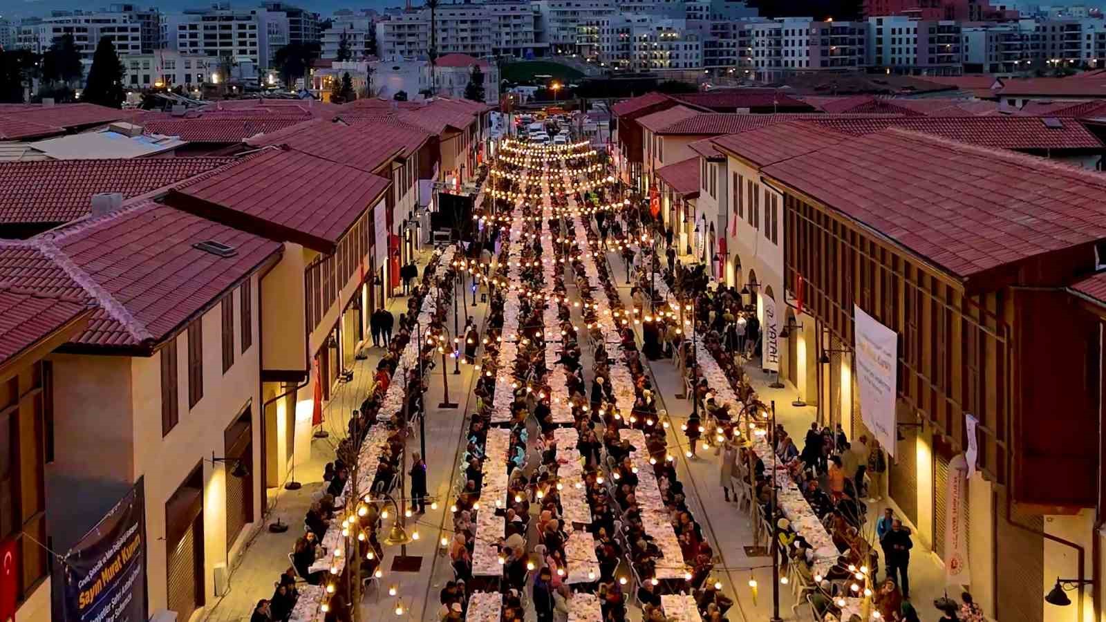 Depremde yerle bir olan Kemalpaşa Caddesi iftar sofrasıyla yeniden hayat buldu

