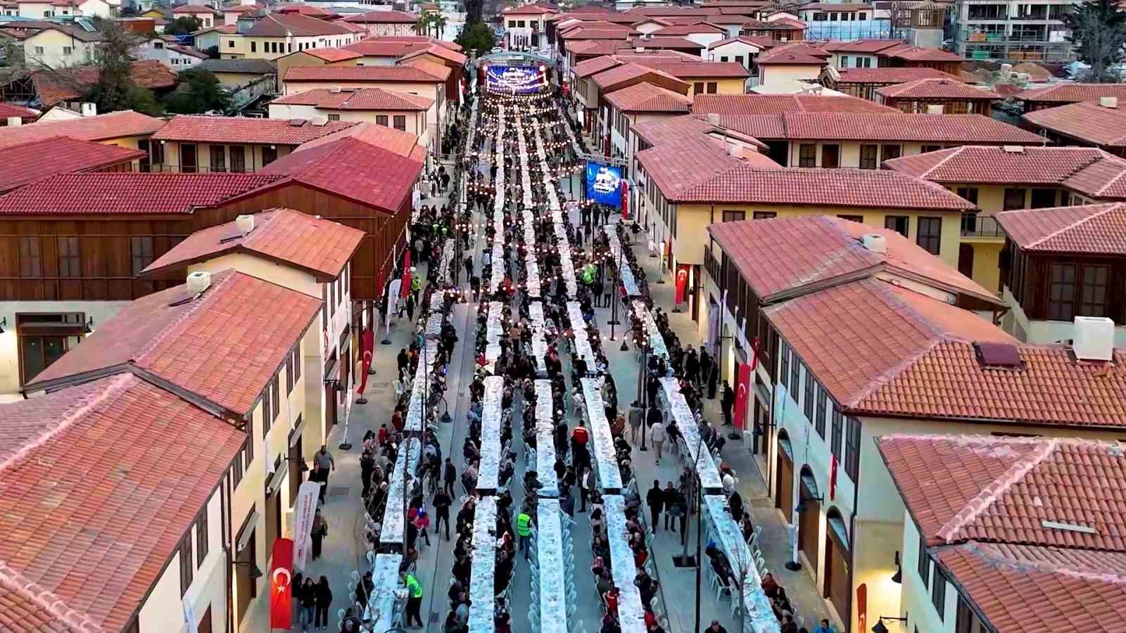 Depremde yerle bir olan Kemalpaşa Caddesi iftar sofrasıyla yeniden hayat buldu
