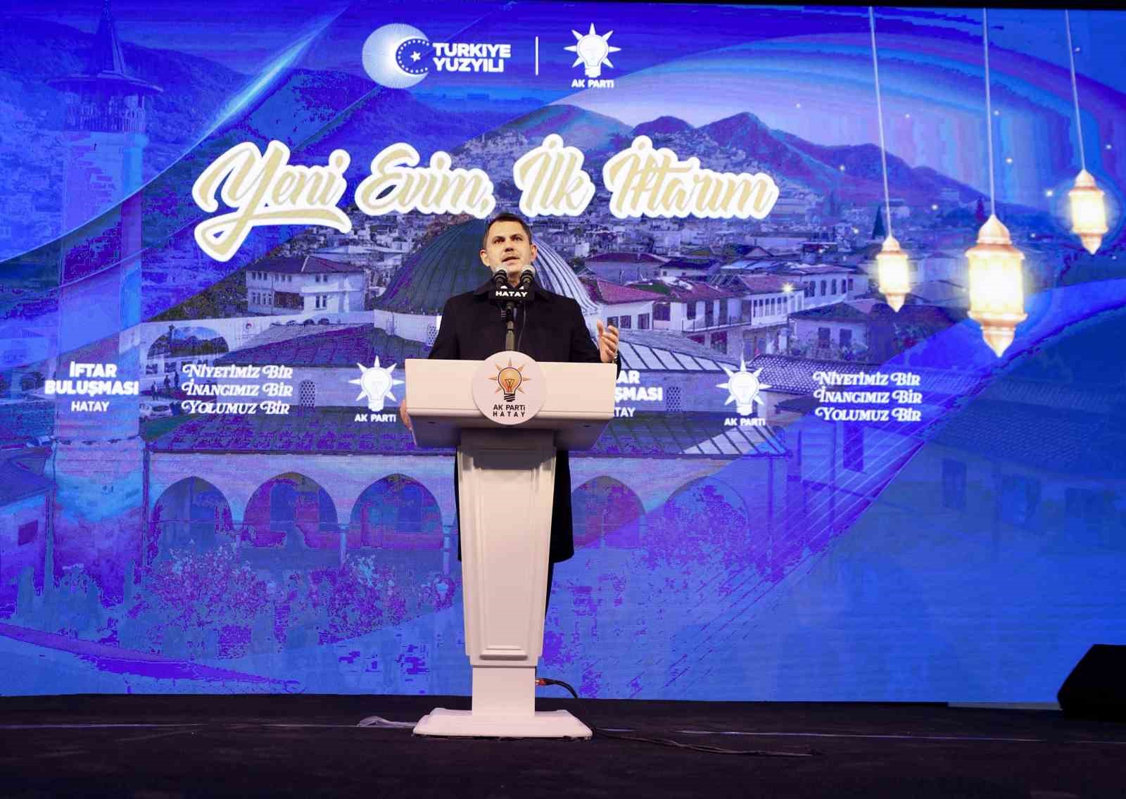 Depremde yerle bir olan Kemalpaşa Caddesi iftar sofrasıyla yeniden hayat buldu
