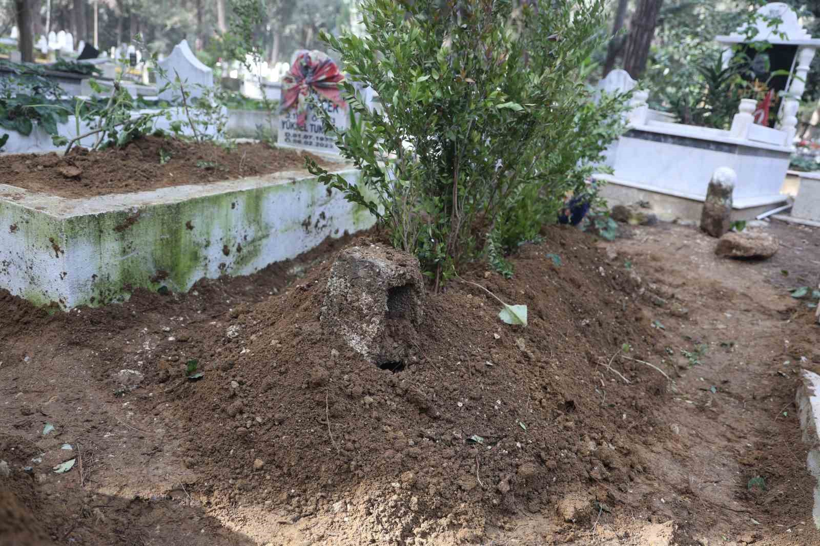 Depremden bu yana kayıp olan kız kardeşinin mezarını, kimsesizler mezarlığında buldu
