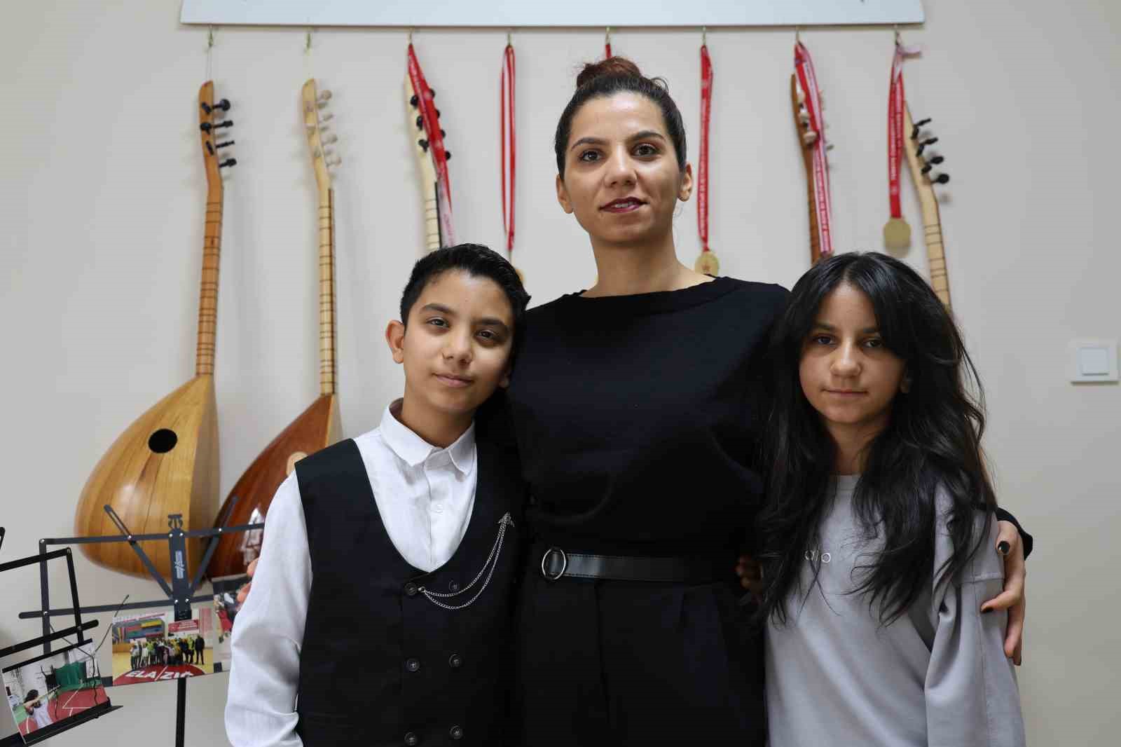 Depremden sonra müziğe sarılan anne çocuklarıyla üç enstrüman çalıyor
Depremden sonra müziğe sarılan anne çocuklarıyla üç enstrüman çalıyor