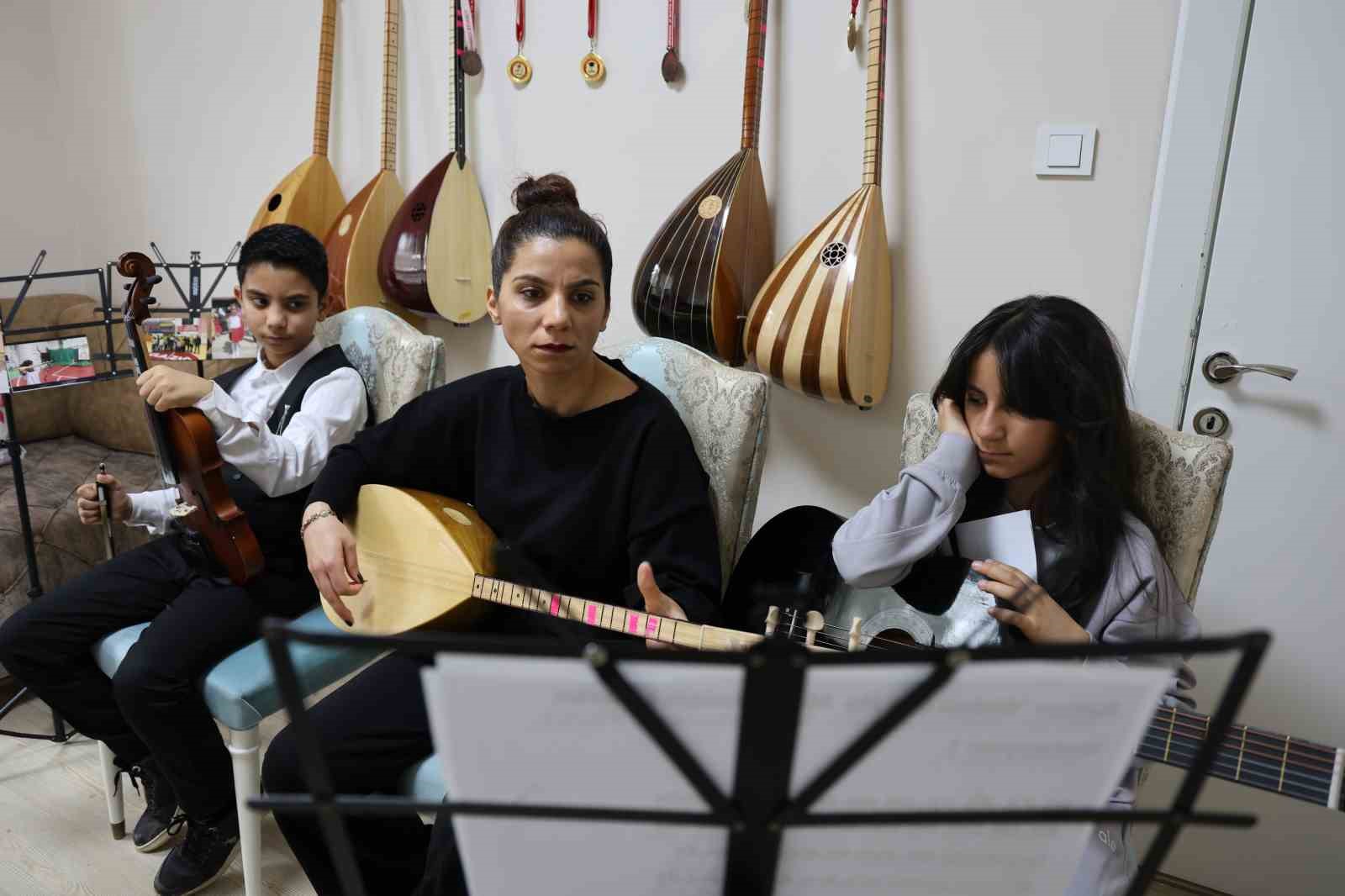 Depremden sonra müziğe sarılan anne çocuklarıyla üç enstrüman çalıyor
Depremden sonra müziğe sarılan anne çocuklarıyla üç enstrüman çalıyor
