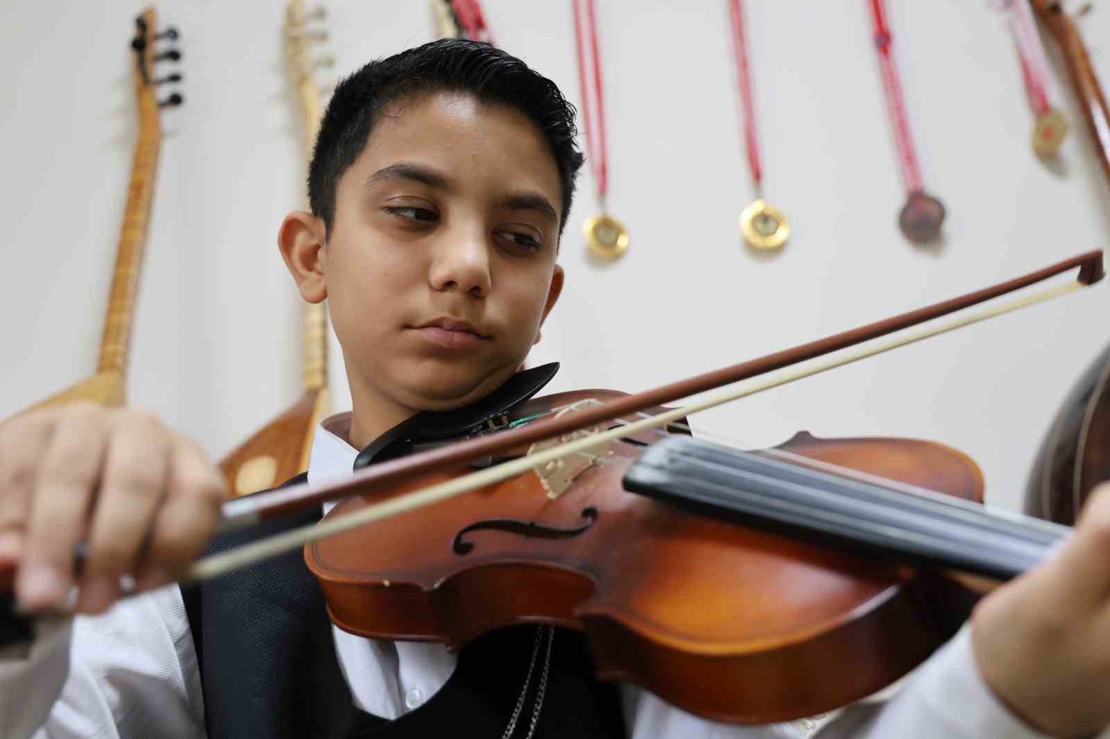 Depremden sonra müziğe sarılan anne çocuklarıyla üç enstrüman çalıyor
Depremden sonra müziğe sarılan anne çocuklarıyla üç enstrüman çalıyor