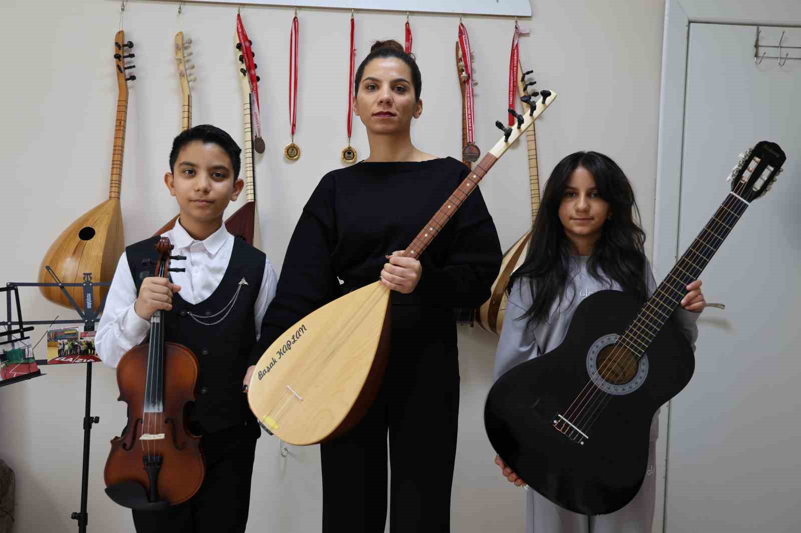 Depremden sonra müziğe sarılan anne çocuklarıyla üç enstrüman çalıyor
Depremden sonra müziğe sarılan anne çocuklarıyla üç enstrüman çalıyor