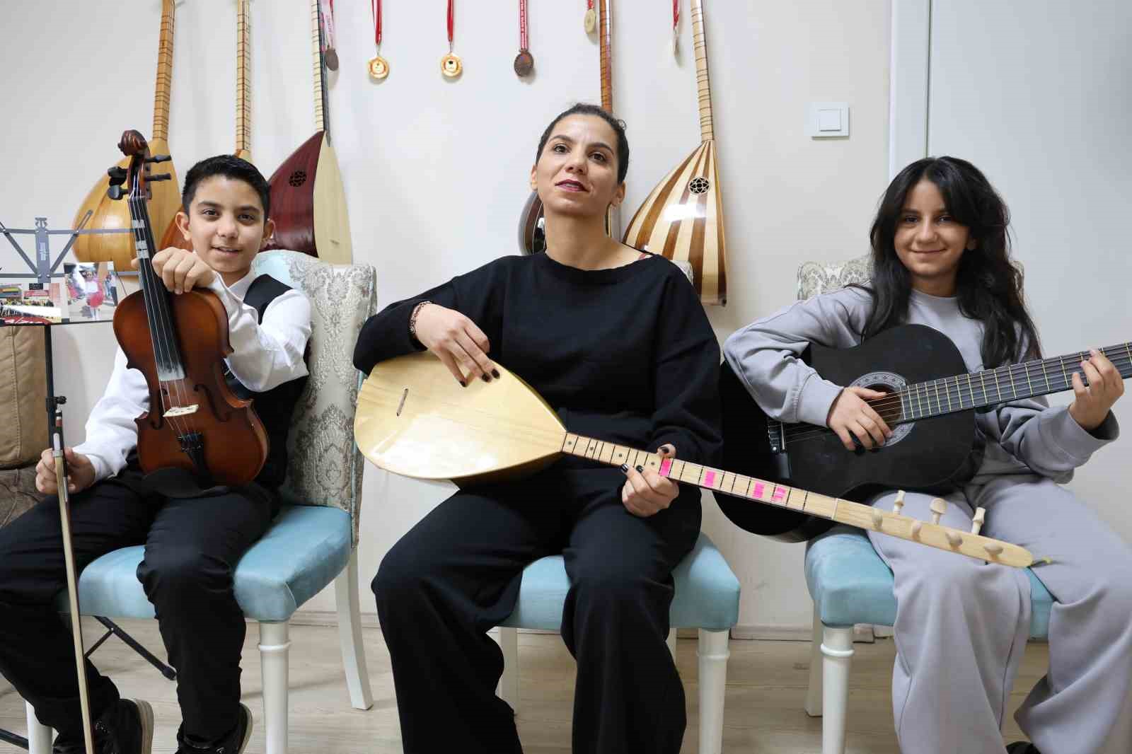 Depremden sonra müziğe sarılan anne çocuklarıyla üç enstrüman çalıyor
Depremden sonra müziğe sarılan anne çocuklarıyla üç enstrüman çalıyor