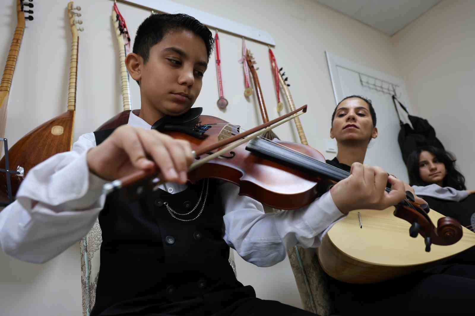 Depremden sonra müziğe sarılan anne çocuklarıyla üç enstrüman çalıyor
Depremden sonra müziğe sarılan anne çocuklarıyla üç enstrüman çalıyor
