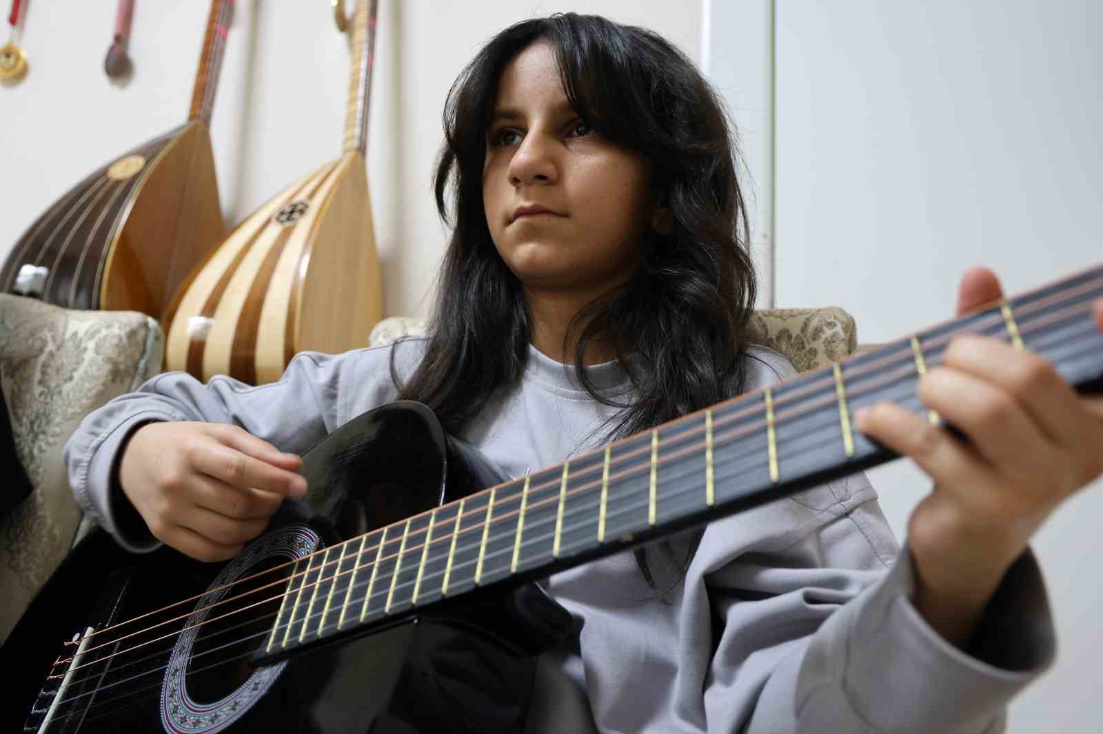 Depremden sonra müziğe sarılan anne çocuklarıyla üç enstrüman çalıyor
Depremden sonra müziğe sarılan anne çocuklarıyla üç enstrüman çalıyor