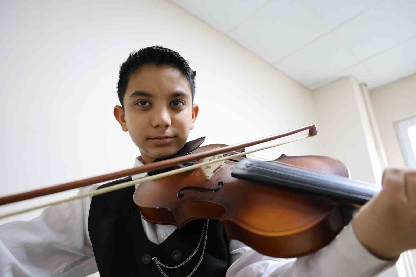 Depremden sonra müziğe sarılan anne çocuklarıyla üç enstrüman çalıyor
Depremden sonra müziğe sarılan anne çocuklarıyla üç enstrüman çalıyor