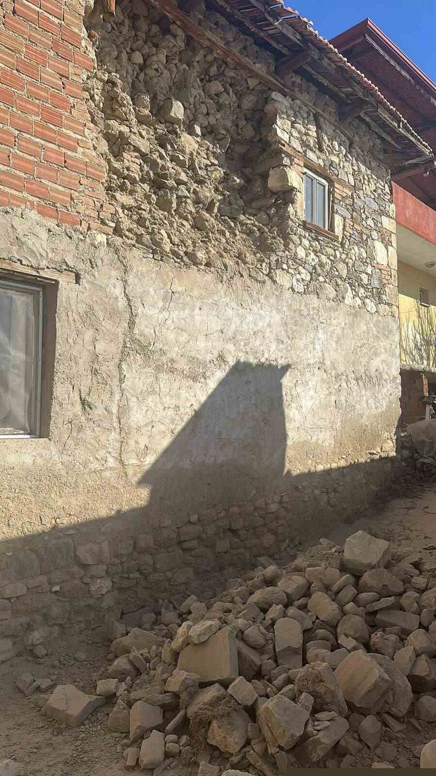 Depreme uyanan kadın dua ederek sarsıntının geçmesini bekledi
Depreme uyanan kadın dua ederek sarsıntının geçmesini bekledi