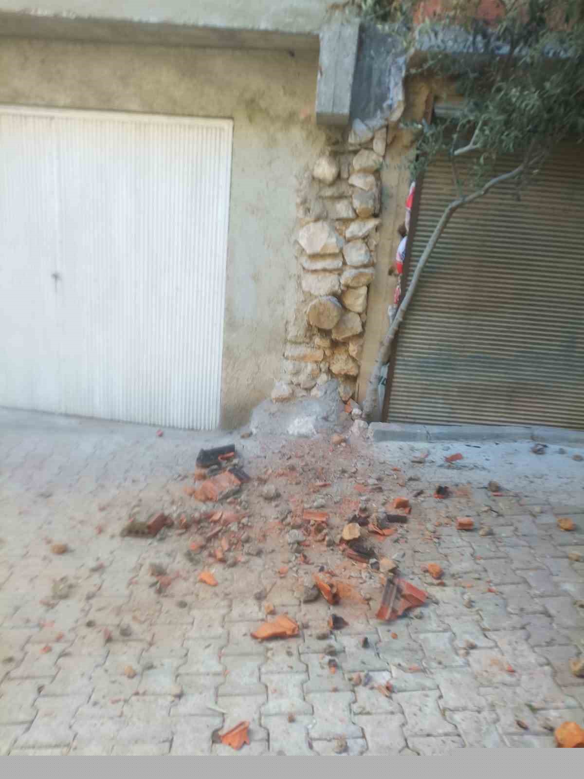 Depreme uyanan kadın dua ederek sarsıntının geçmesini bekledi
Depreme uyanan kadın dua ederek sarsıntının geçmesini bekledi